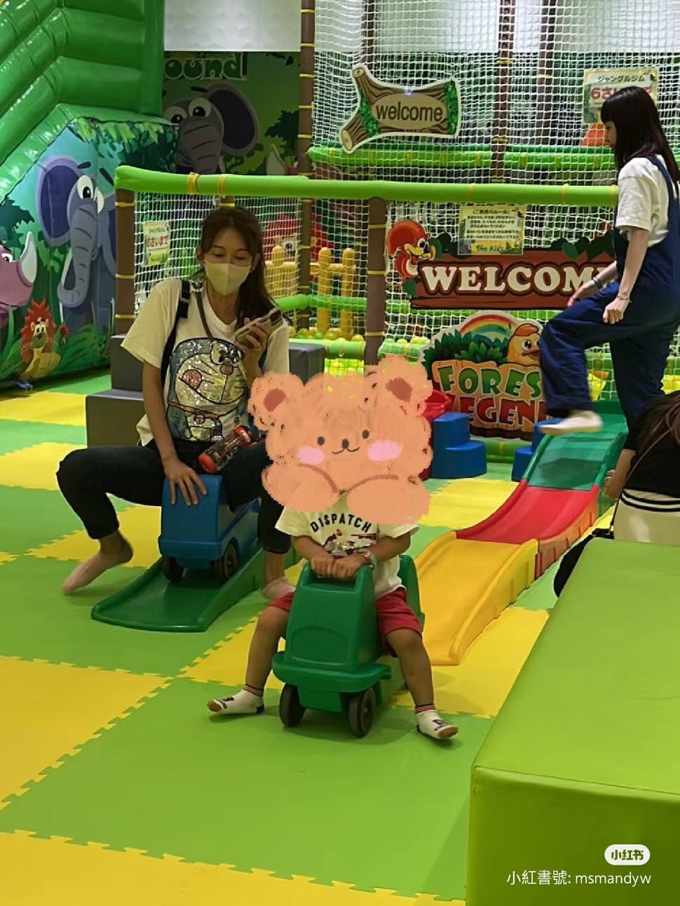 兒子玩得開心,林志玲也下場與兒子比拚玩滑滑車,母子玩得不亦樂乎。(翻攝自m5.mandy小紅書)