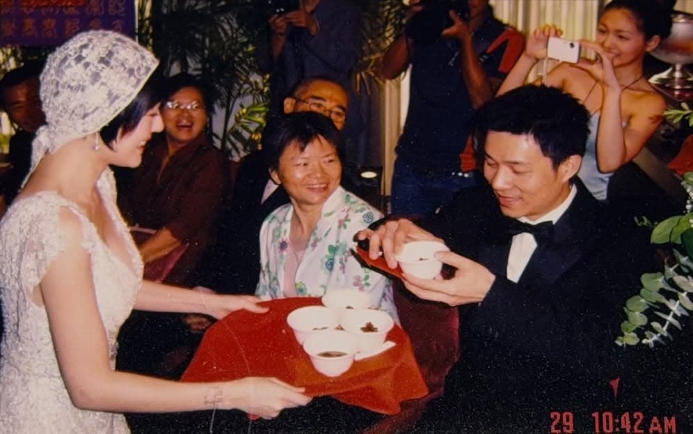 小S昨天晚間在IG曬出好幾張20年前辦歸寧宴的照片,並提到這些照片都是由大S捕捉的。(翻攝自小S IG)