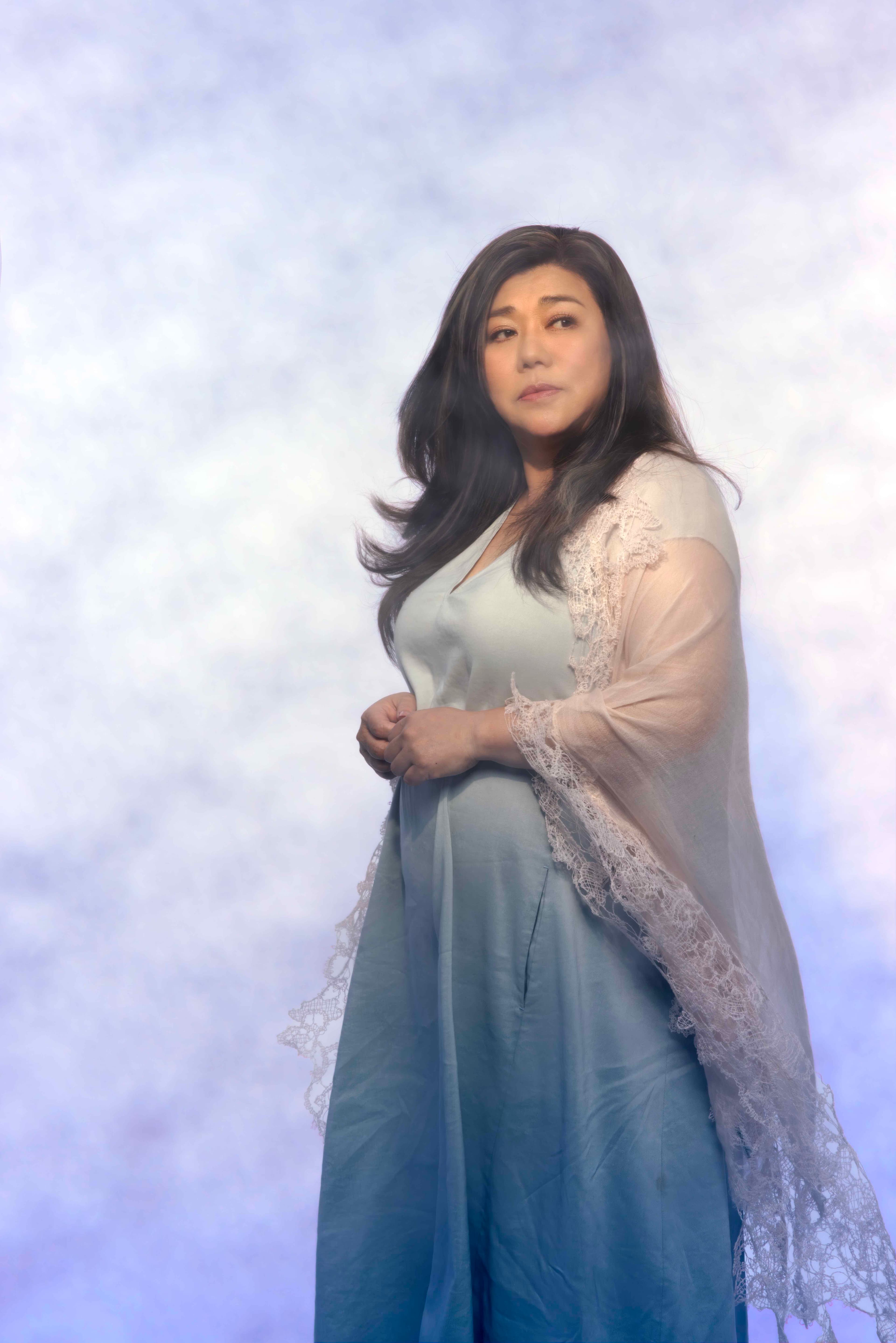 林美秀以自己母親為名的首支個人單曲〈來春〉,一唱入魂。(繁星浩月提供)