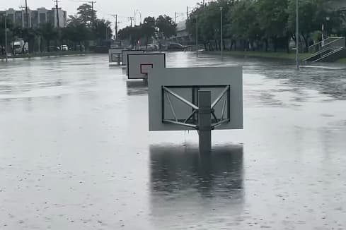 員林龍燈公園滯洪池中午12點40分滿水位,幾乎要把籃球框淹沒。(翻攝自彰化縣媒體記者協會 )