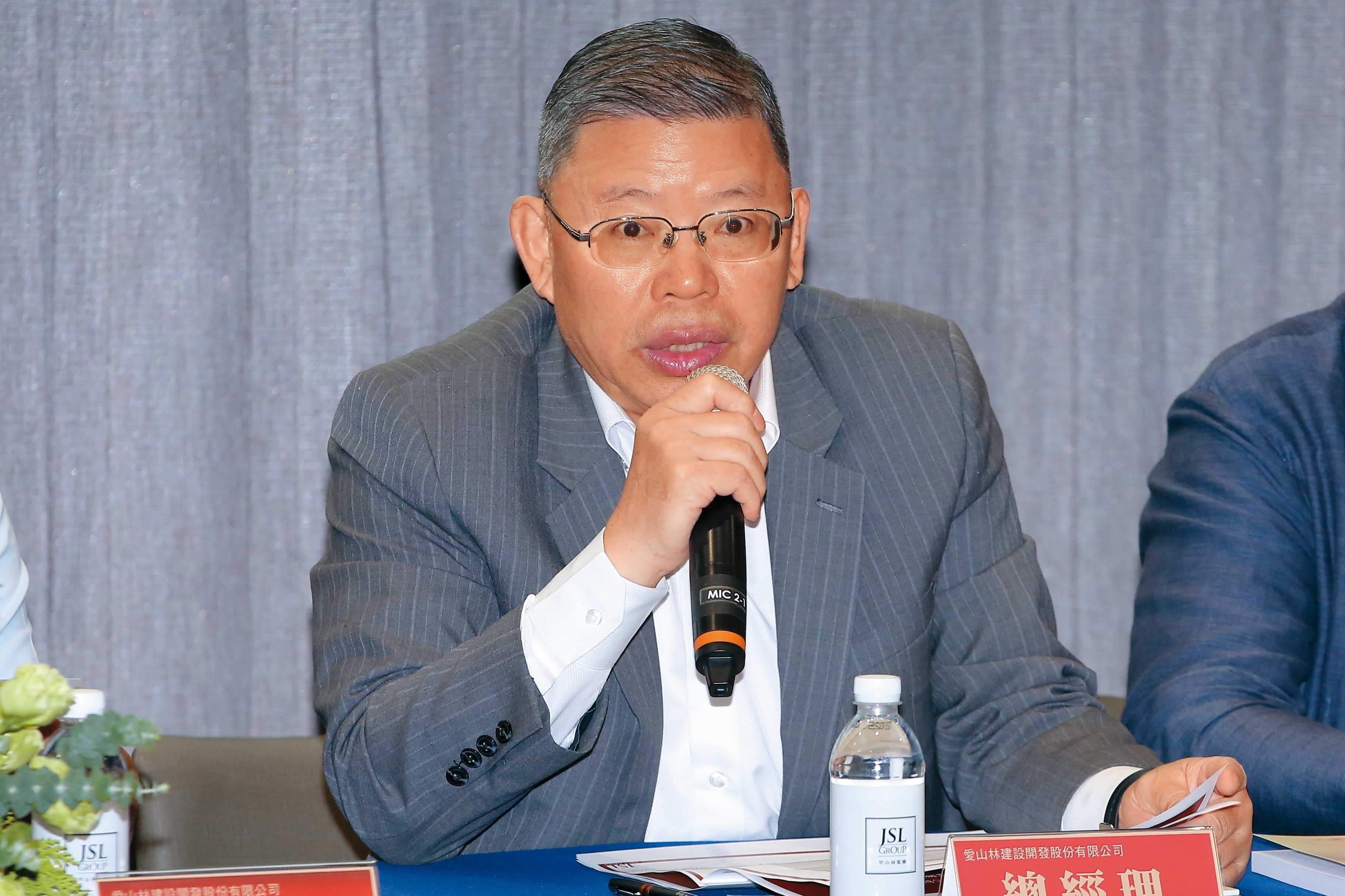 愛山林建設副董張境在觀察,不少原本規劃買房的民眾,因為股市行情火熱,選擇先將資金投入股市。