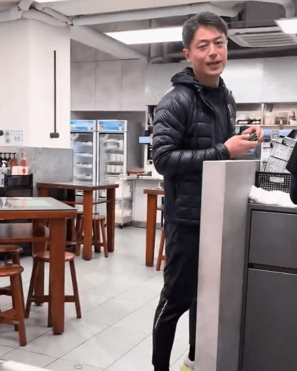 霍建華超親民，更大方請粉絲吃早餐。（翻攝自微博）