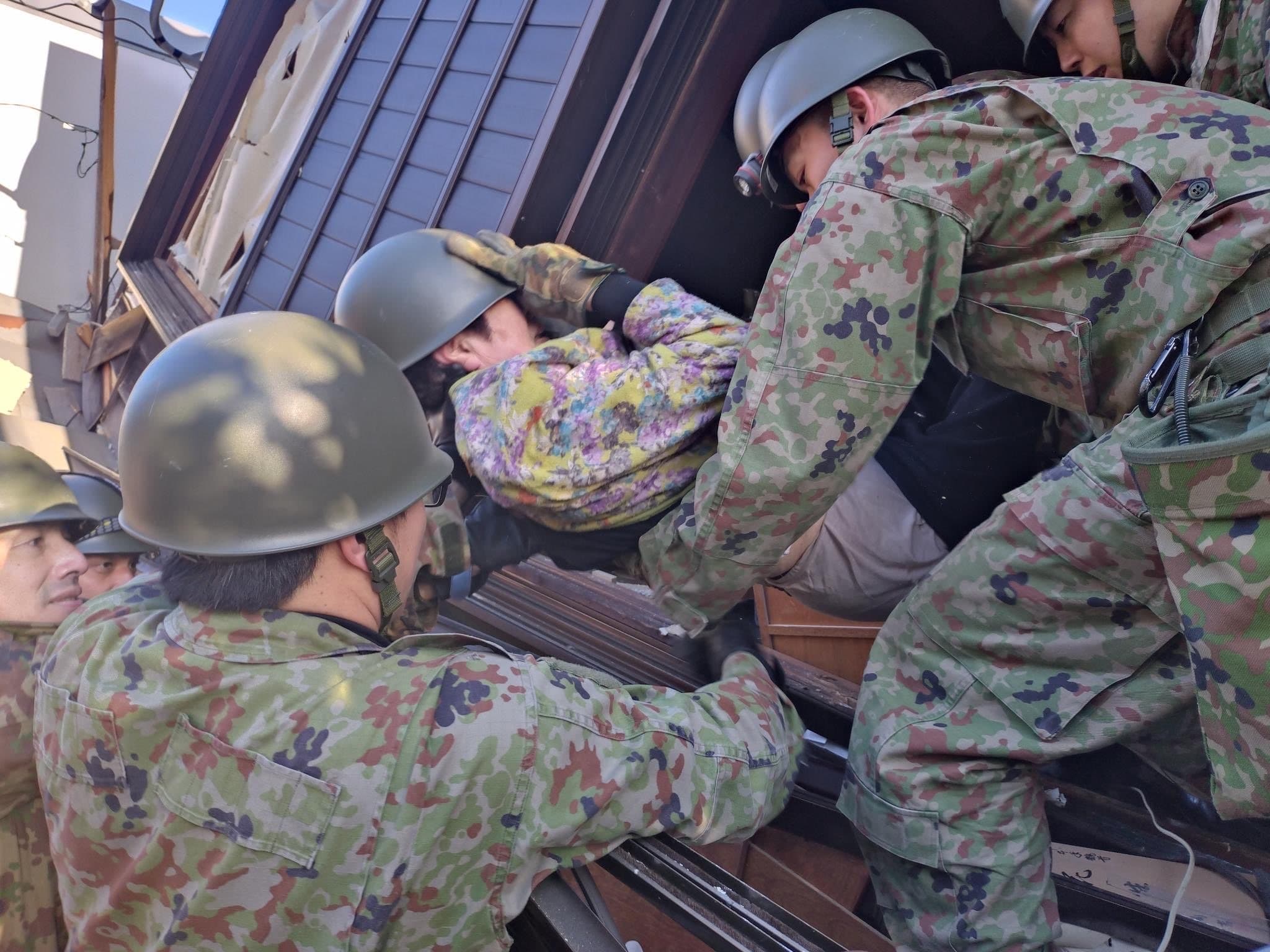 日本自衛隊員救出遭活埋的女子。(翻攝自X@ModJapan_saigai)