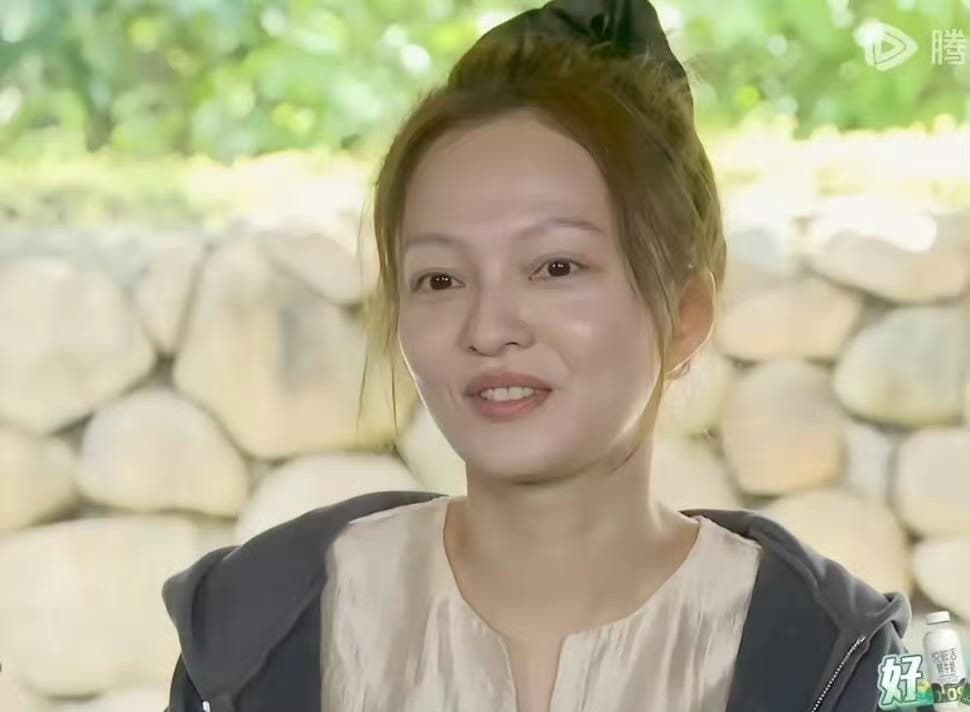 張韶涵素顏畫面曝光後，引發網友正反兩極評價。（翻攝自微博）