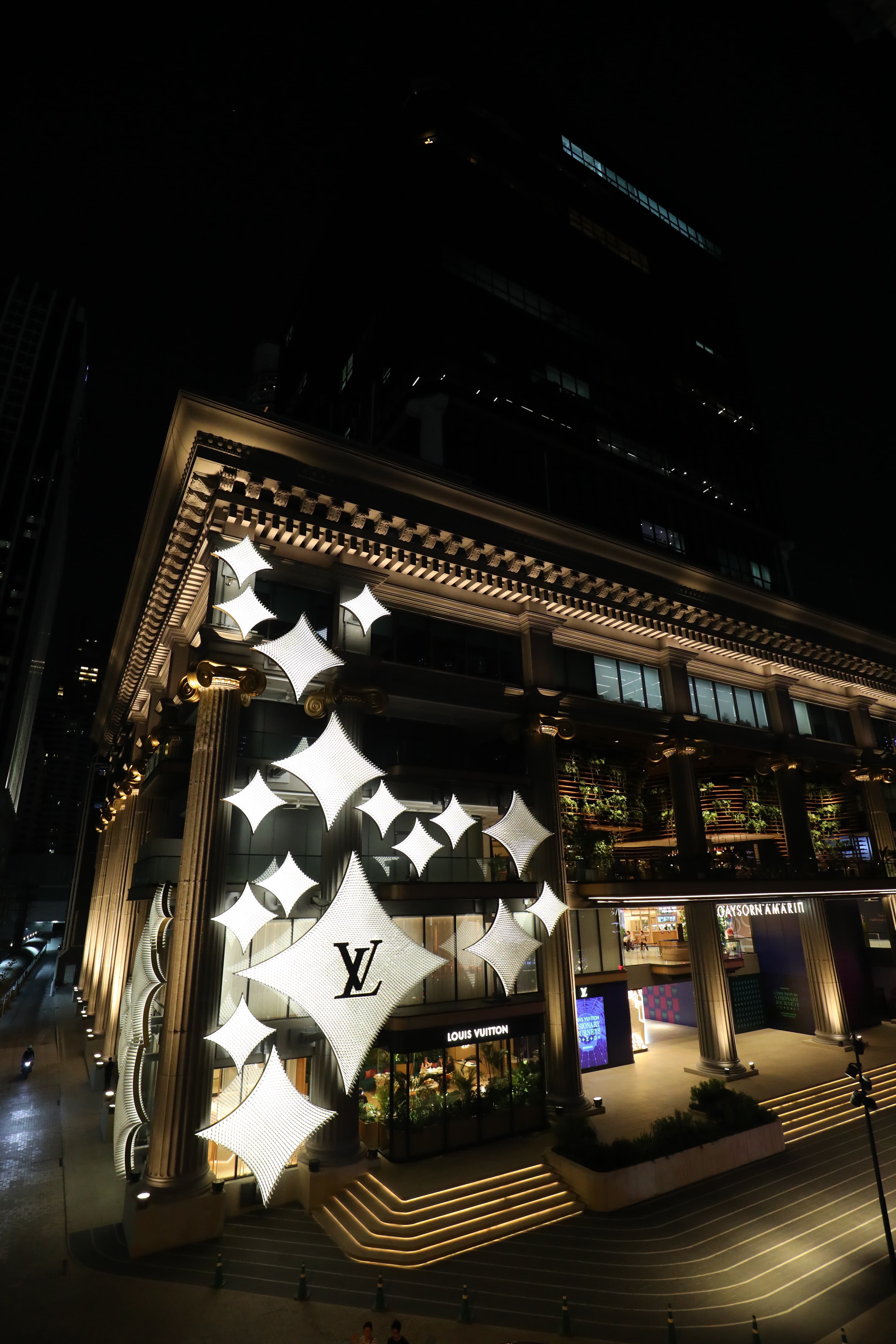 「LV The Place Bangkok」概念店中有沉浸式展廳、咖啡館、商店和餐廳。