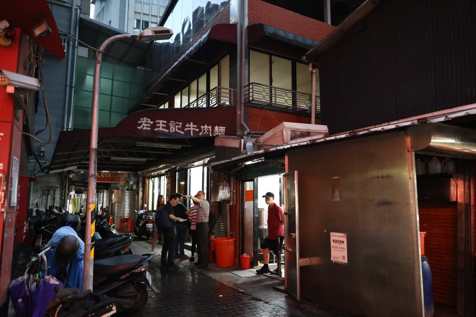 壹週刊創刊初期的盛夏,裴社長與黎智英曾一起在「老王記牛肉麵」大啖紅燒牛肉麵、粉蒸排骨與豬腳。(鏡週刊提供)