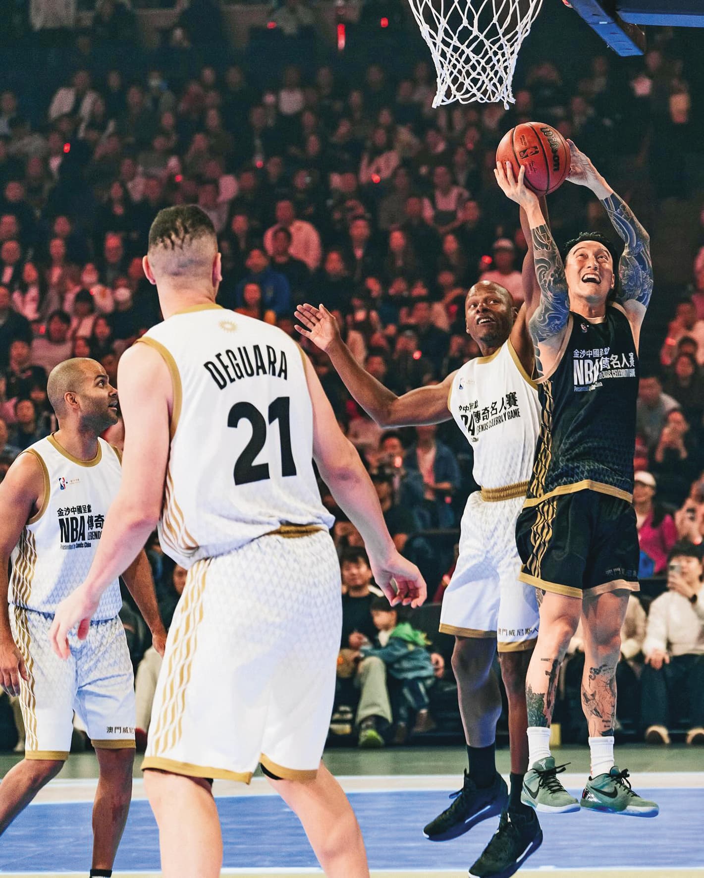 去年王陽明(右一)受邀參加NBA傳奇名人賽。(翻攝自王陽明IG)