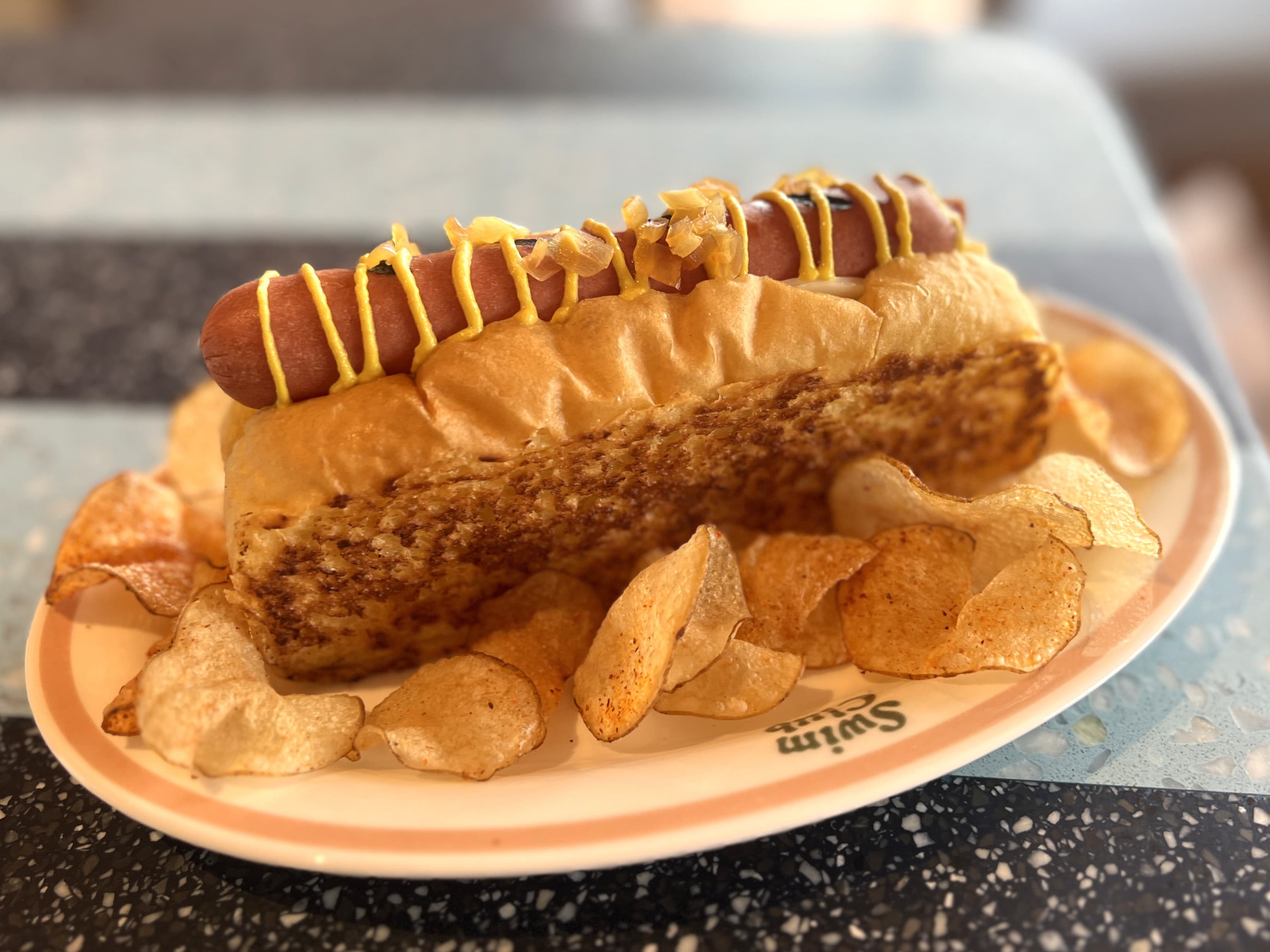 經典的美式熱狗「Gold Medal Hot Dog」也以金牌之姿現身酒吧小食。(港幣108元/份,約NT$430)