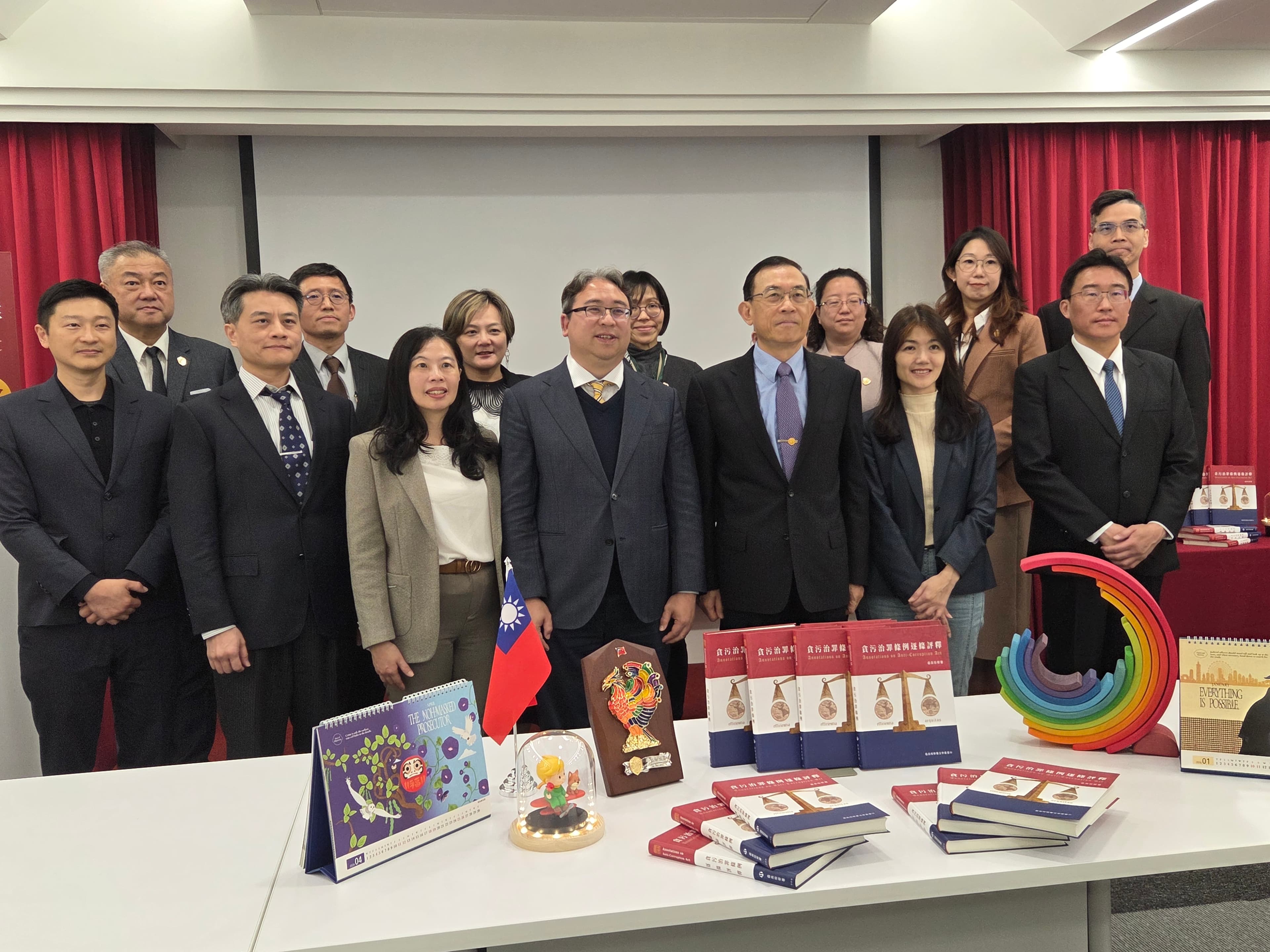 最高檢今(12)日舉行《貪污治罪條例逐條評釋》新書發表會,由法務部政務次長黃世杰與檢察總長邢泰釗開場引言介紹此書,並暢談最高檢首度進軍書展心得,此書的檢察界相關作者也合影留念。