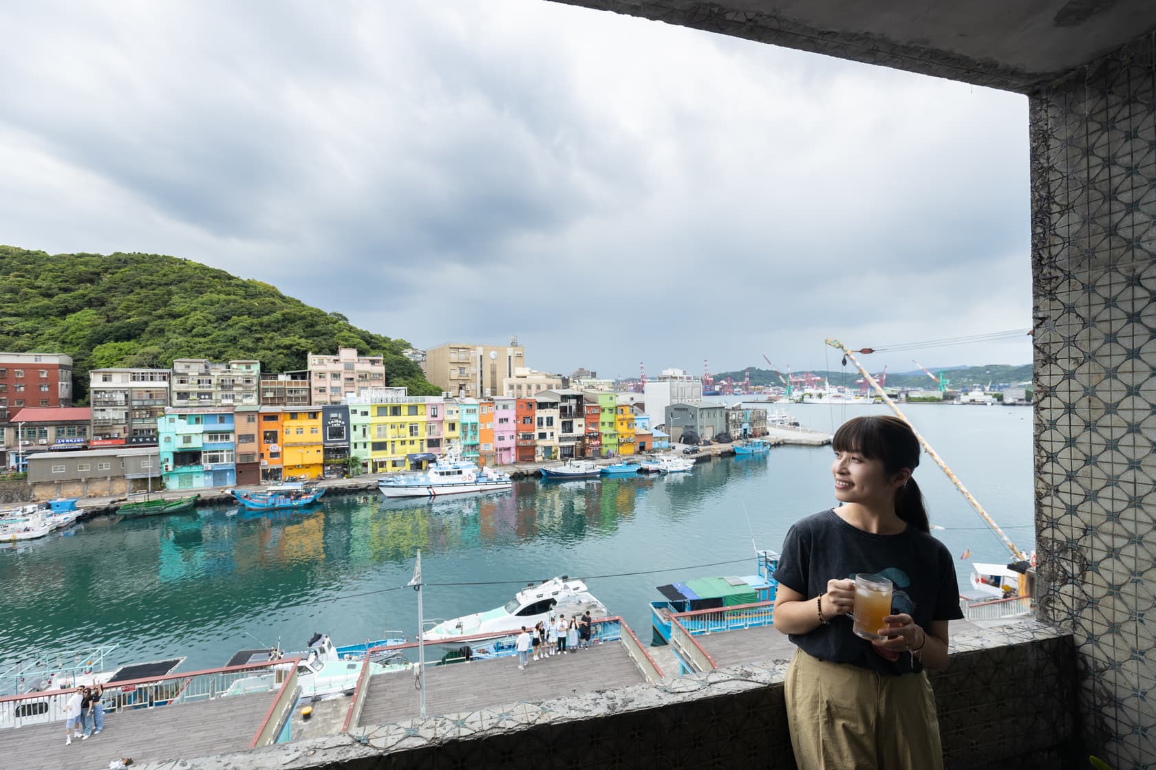 「GONG YU」正對著正濱漁港的彩色小屋,再把基隆滋味飲入喉,是最接地氣的體驗。