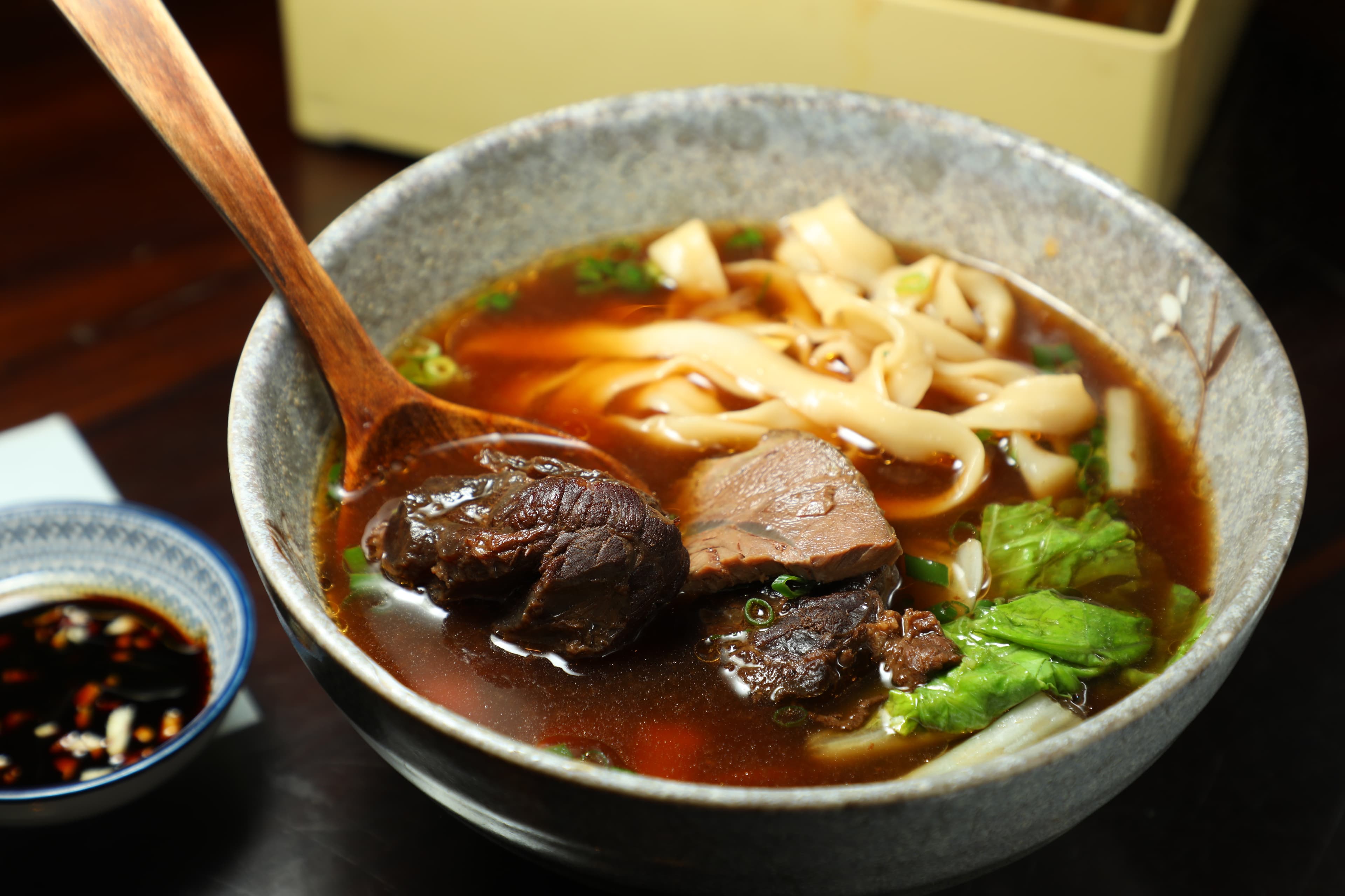 「紅燒牛肉麵」的口味也不錯。(230元/碗)
