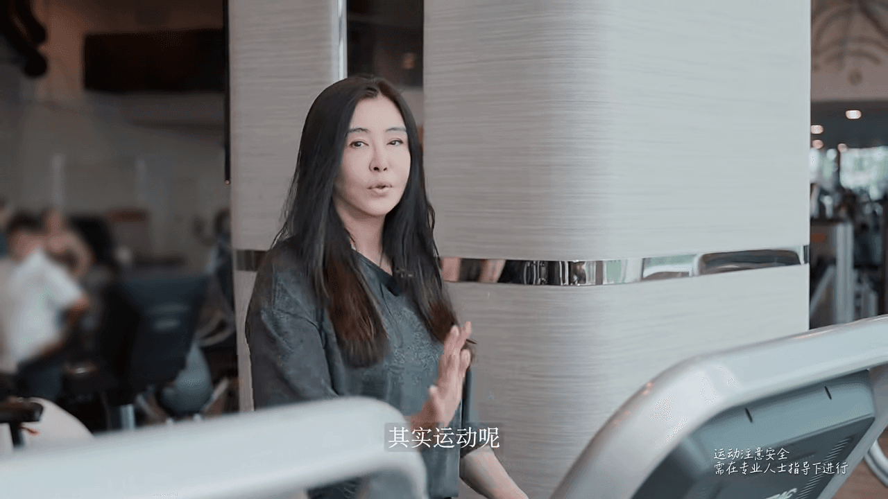 王祖賢到健身房運動,換上短褲跑跑步機。(翻攝王祖賢小紅書)