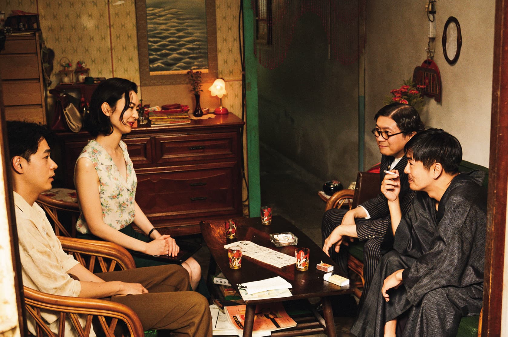 梁秩誠(右二)飾演的X先生與成田凌(左起)、中村映里子、森田剛作交易。(光年映畫提供)