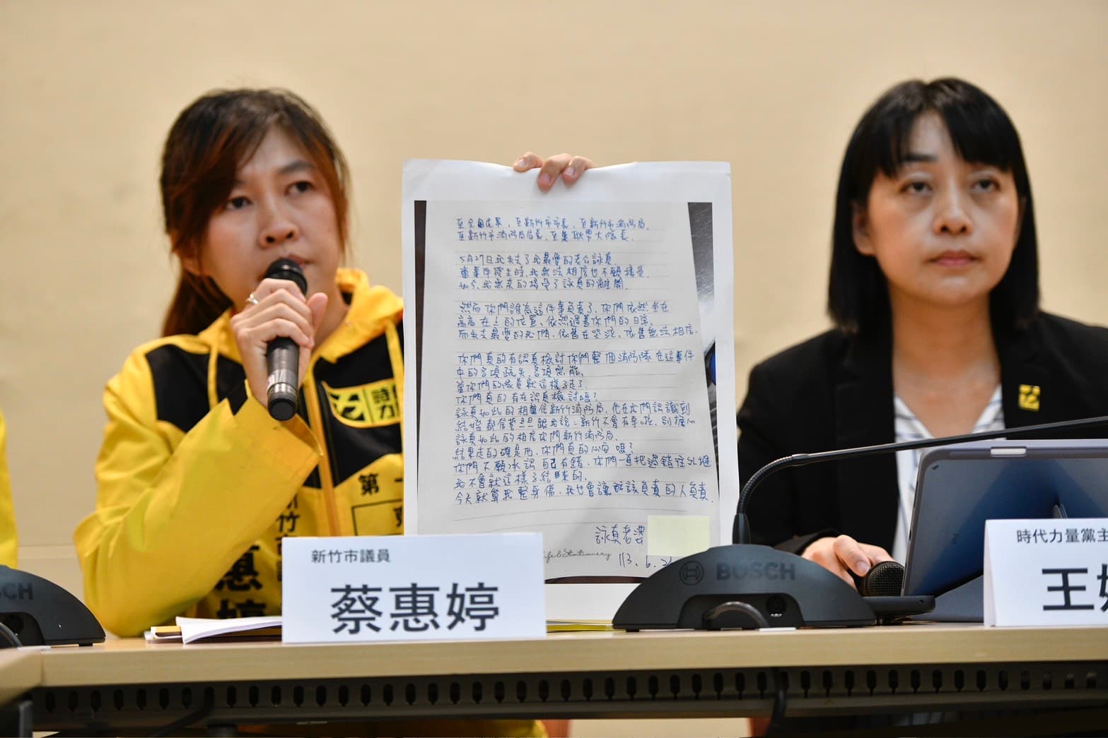 時代力量今天公布殉職消防員李詠真遺孀的親筆信,內容質疑消防局及市府不斷卸責、無心檢討。