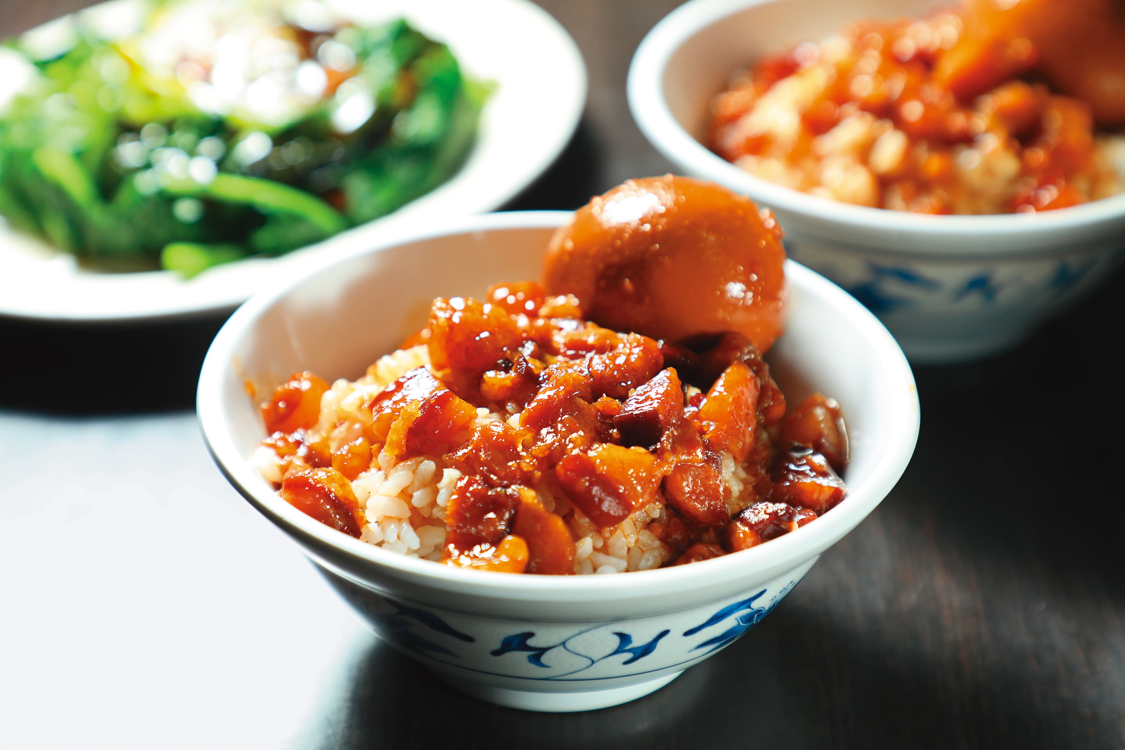 賴岡山羊肉的「滷肉飯」(30元/小碗),肉丁肥潤不膩,噴香黏嘴。