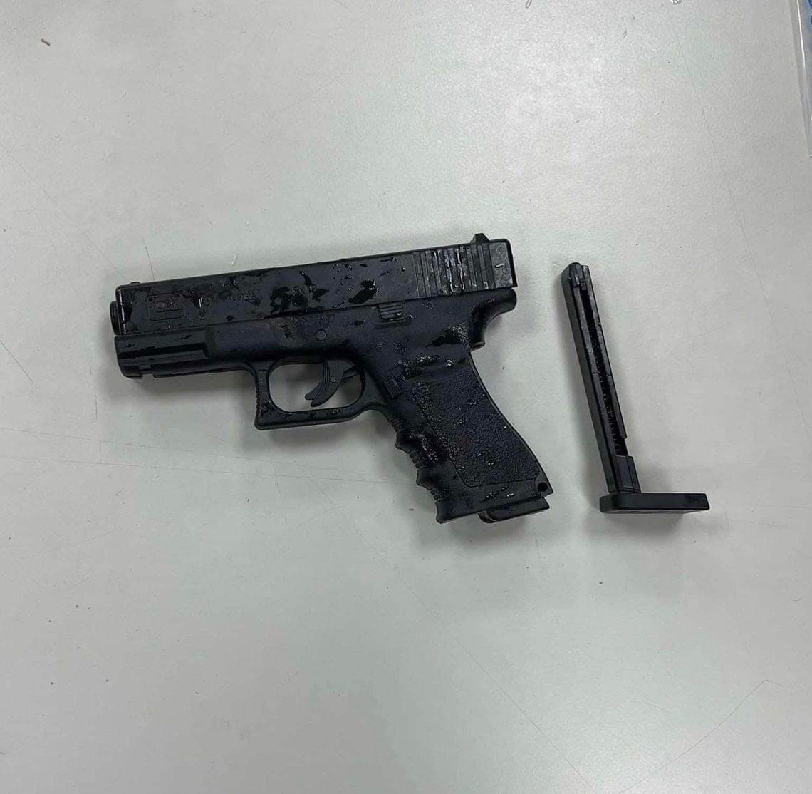 警方查扣鄭男犯案用瓦斯槍,確認不具殺傷力。(翻攝畫面)