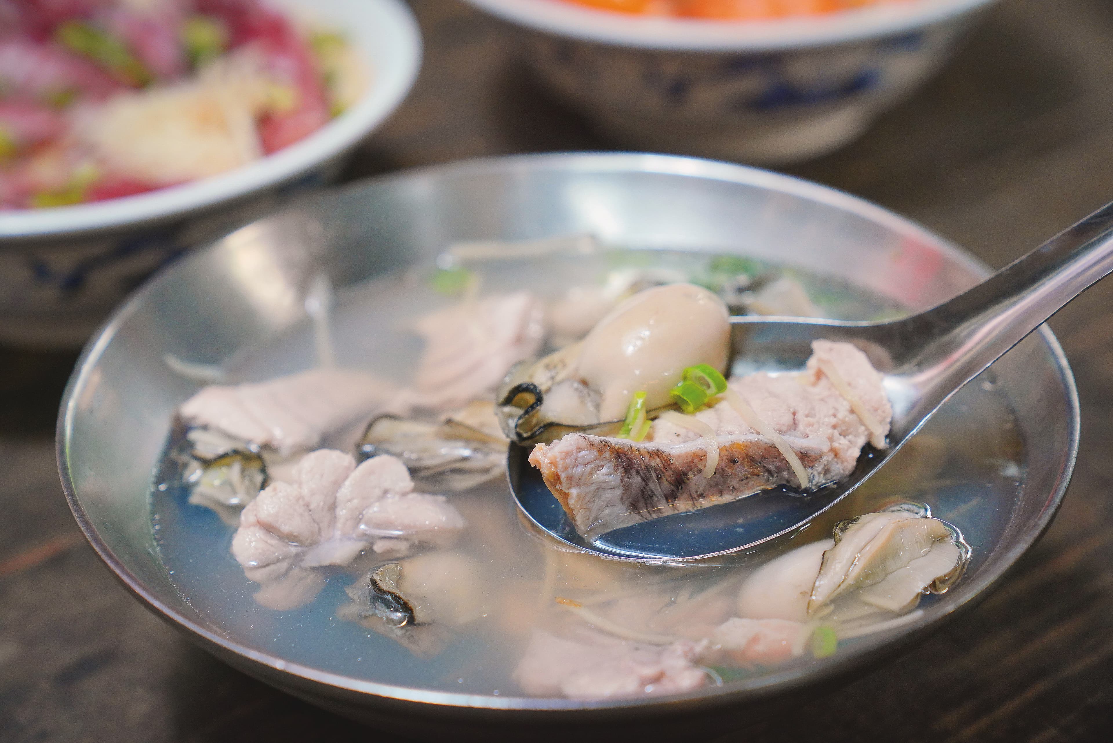 魚湯品項豐富，也有海魚加東石鮮蚵的選擇。（鮮魚蚵仔130元/份）