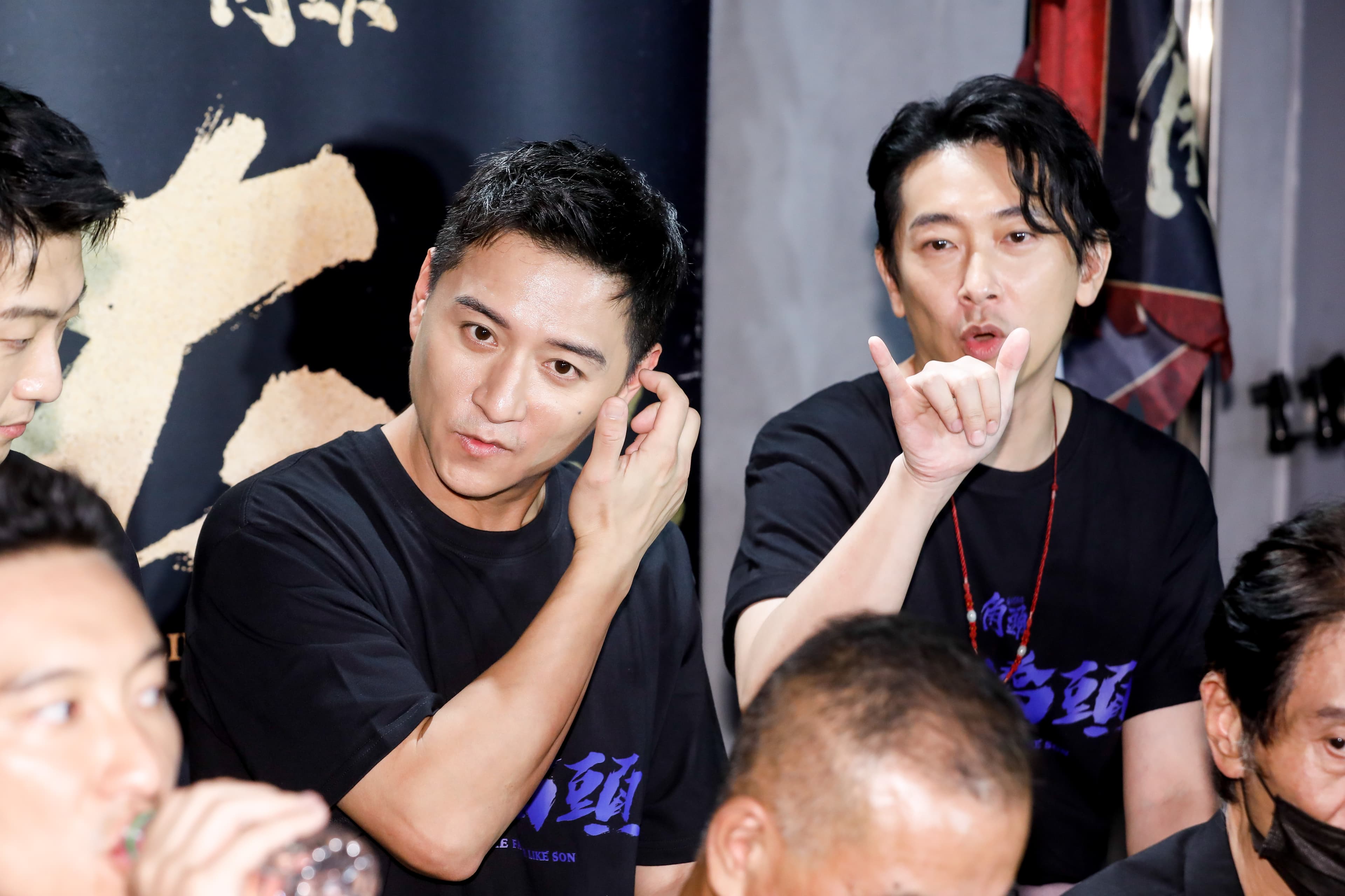 鄭人碩(左)歷經了加入《角頭》最辛苦的一場戲,就是跟施名帥(右)一起在下著大雨、氣溫僅有6度的山上,推入了泥巴坑。
