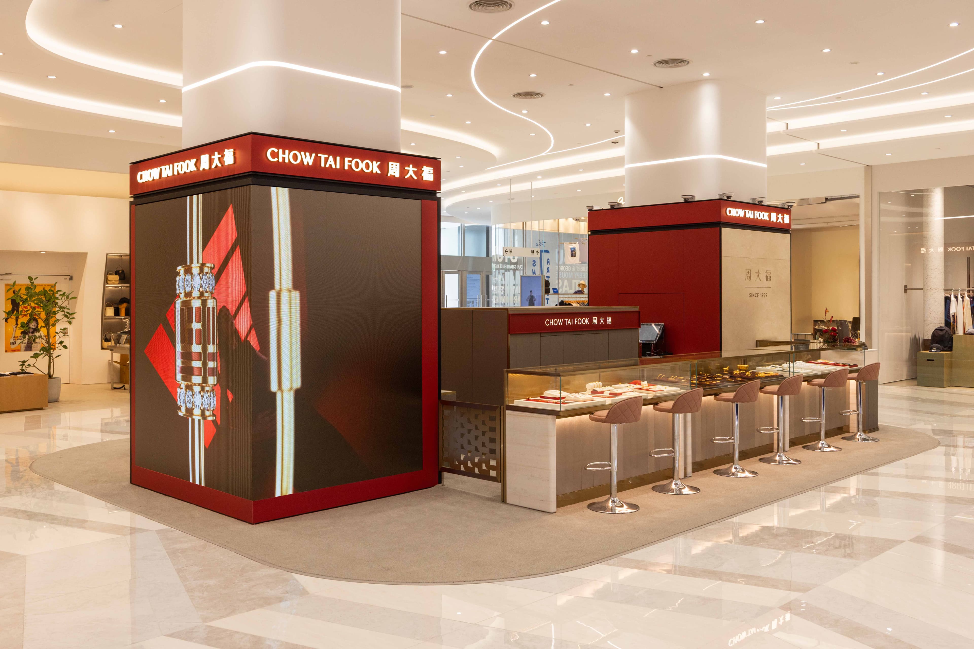 周大福台灣首間全新形象店設在Dream Plaza。(周大福珠寶集團提供)