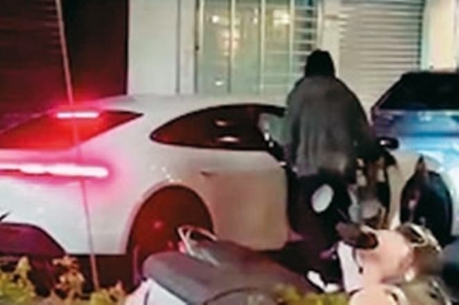 21:30 錢人豪上了尹馨的車,一起前往約會;早期他們經常出現如此交往模式。