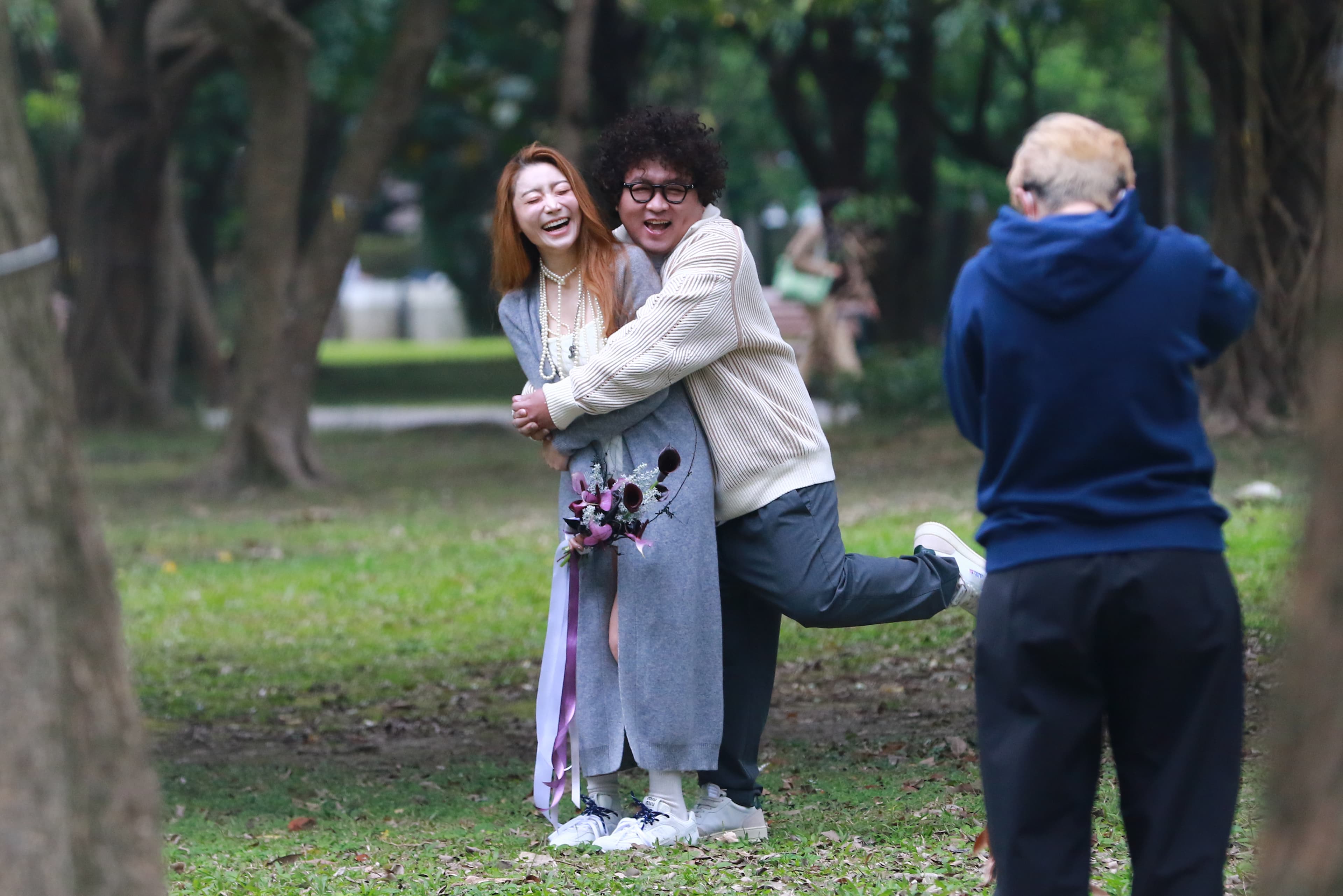 納豆(右)與依依(左)趁登記結婚前,到大安森林公園散步,還有攝影師為兩人拍下合照。