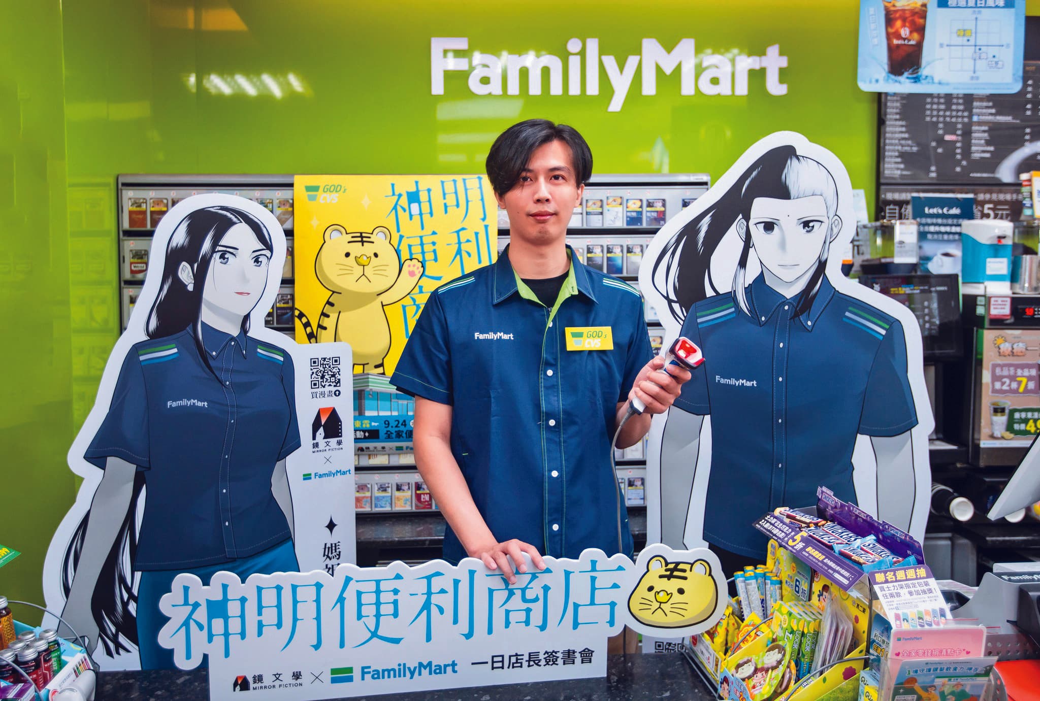 《神明便利商店》與連鎖超商合作,由謝東霖擔任一日店長。(鏡文學提供)