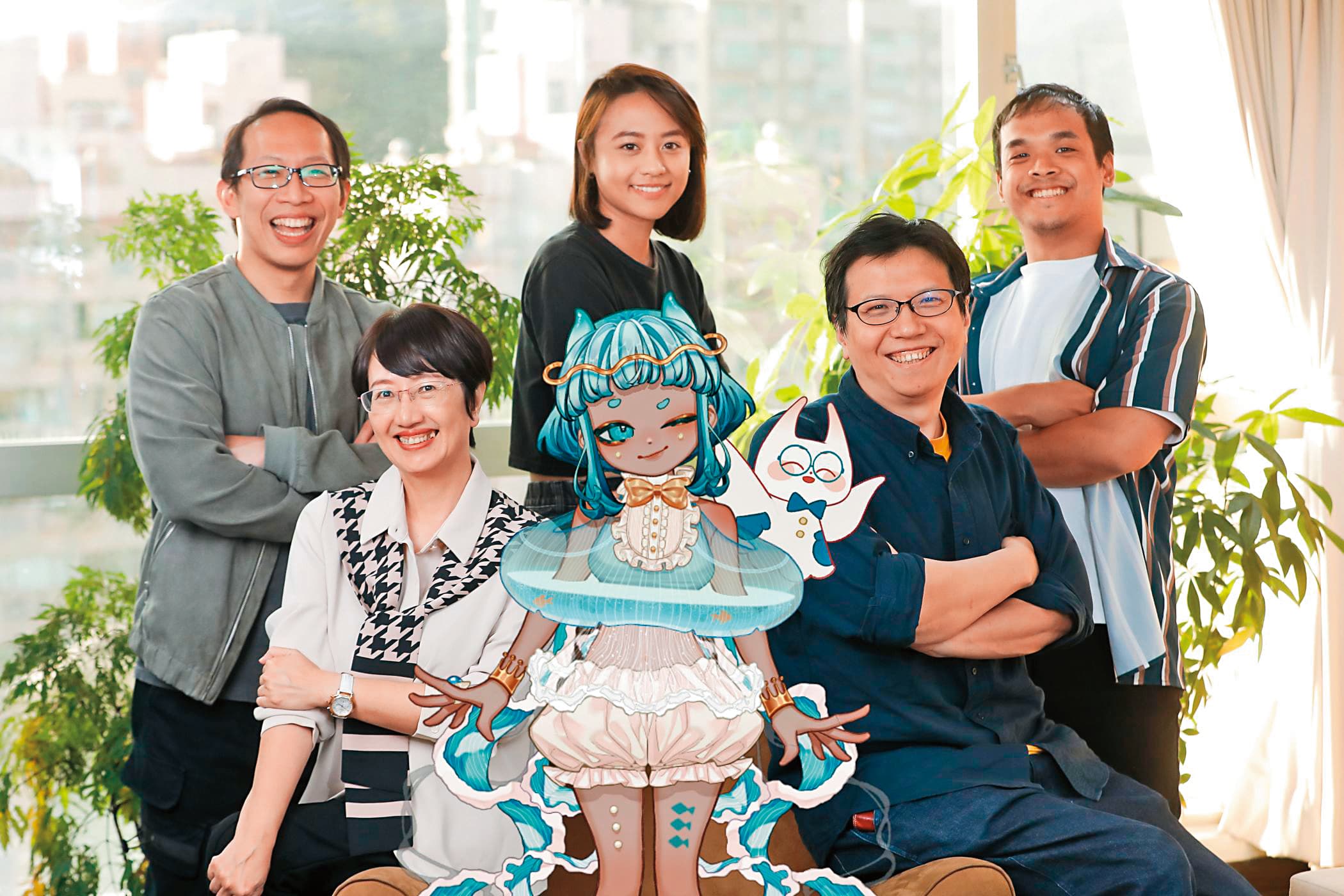 前排左起為公視副總經理謝玒玲、小倉電子董事長鄭傑中,後排左起為公視「海月粼粼」製作人朱予安、高芯妤,以及探索旅程專案總監吳孟樺。