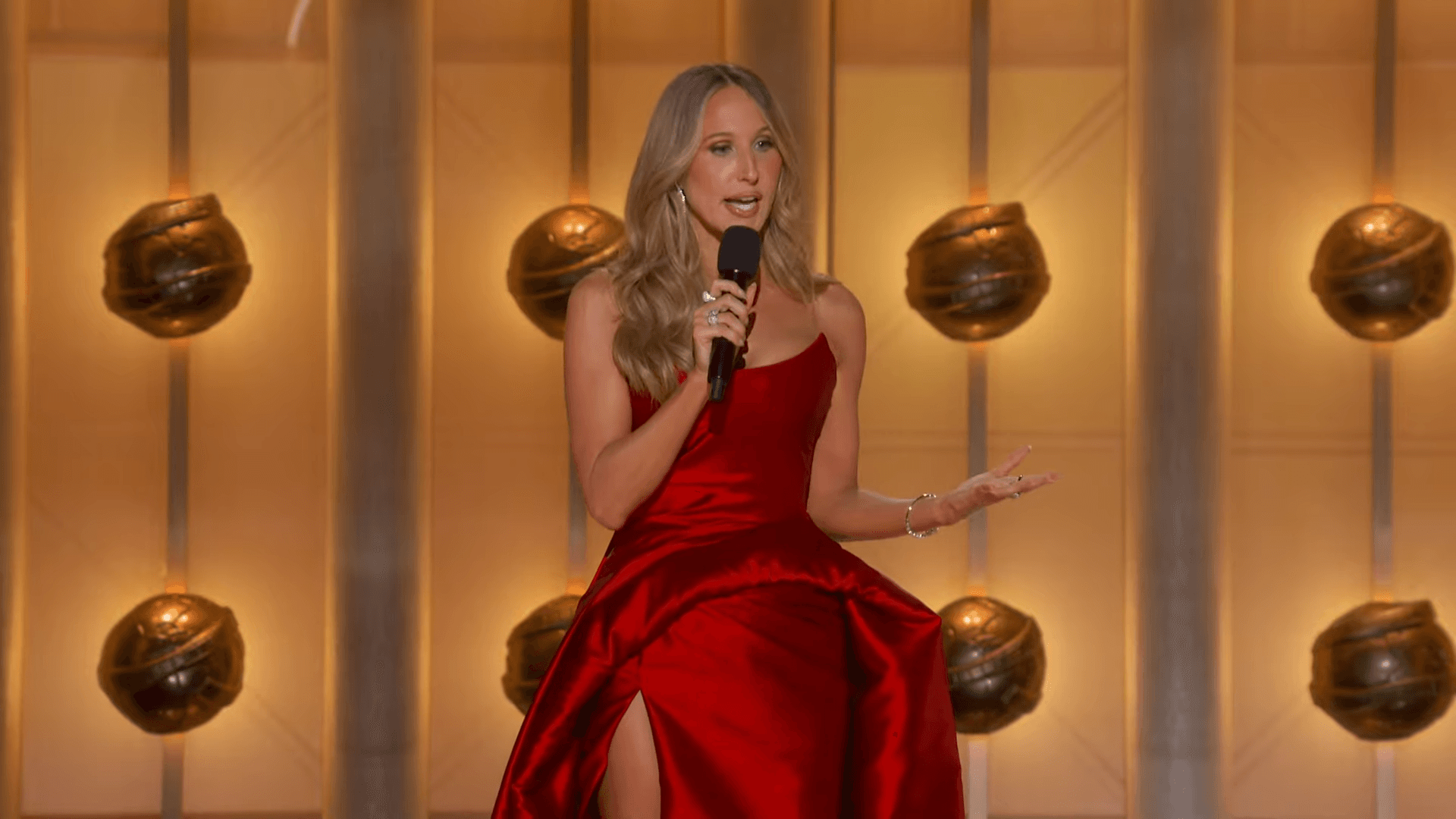 第83屆金球獎主持人為美國知名喜劇演員妮基葛拉瑟。(翻攝自Golden Globes YT頻道)
