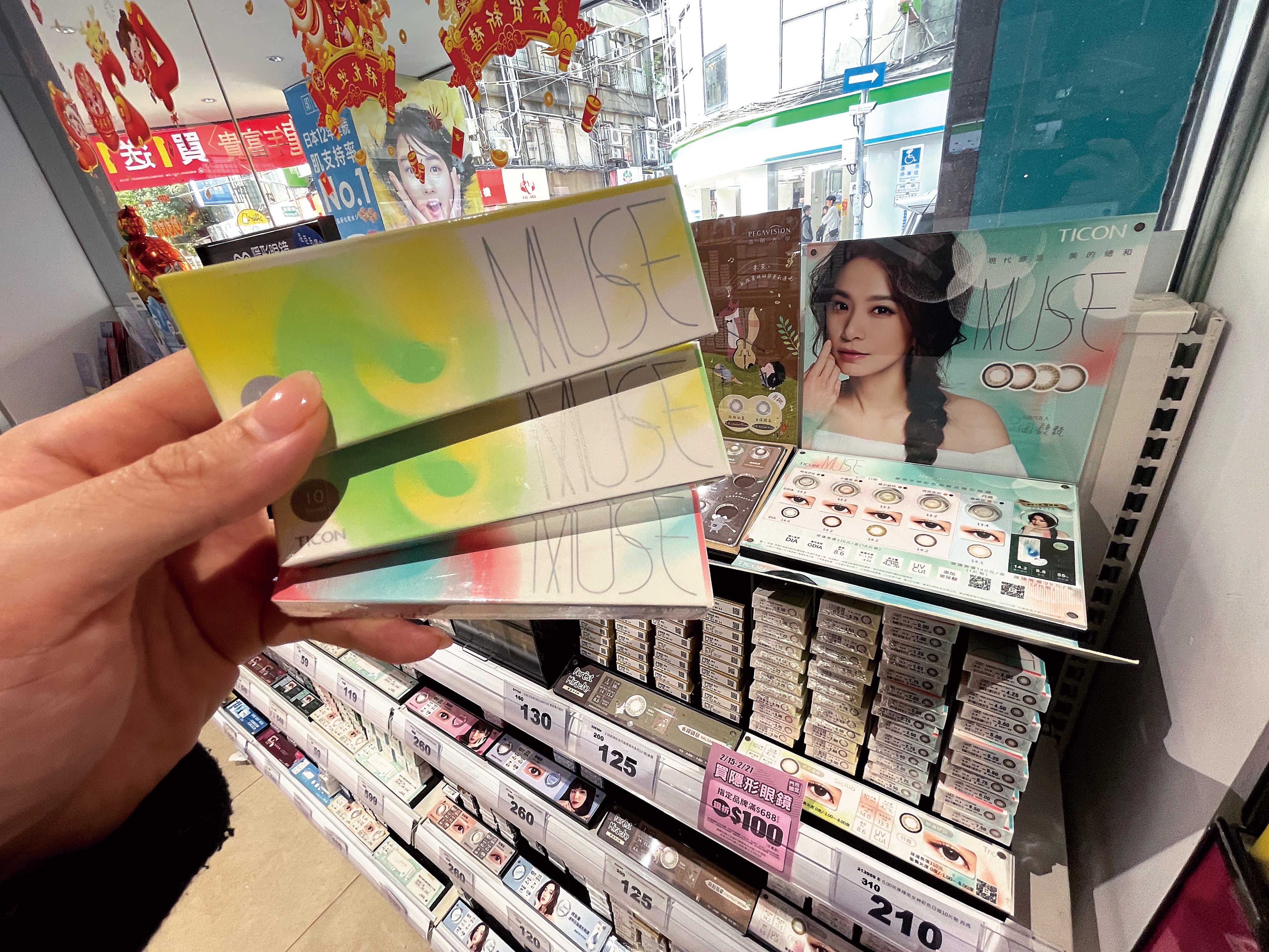 2006年切老發現隱形眼鏡品牌帝康,是精華光學設計和生產,他馬上進場投資。