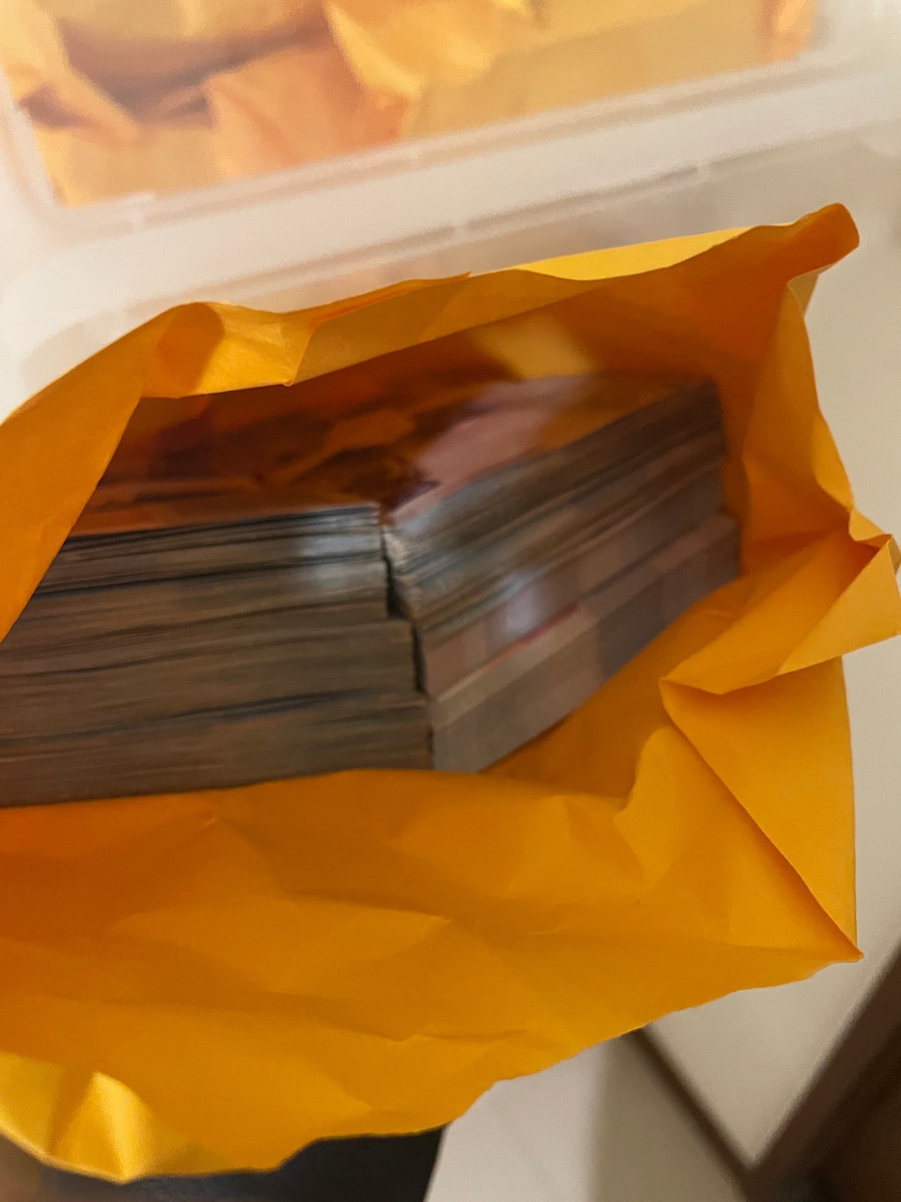 每個牛皮紙袋內裝滿一疊疊現鈔。（警方提供）