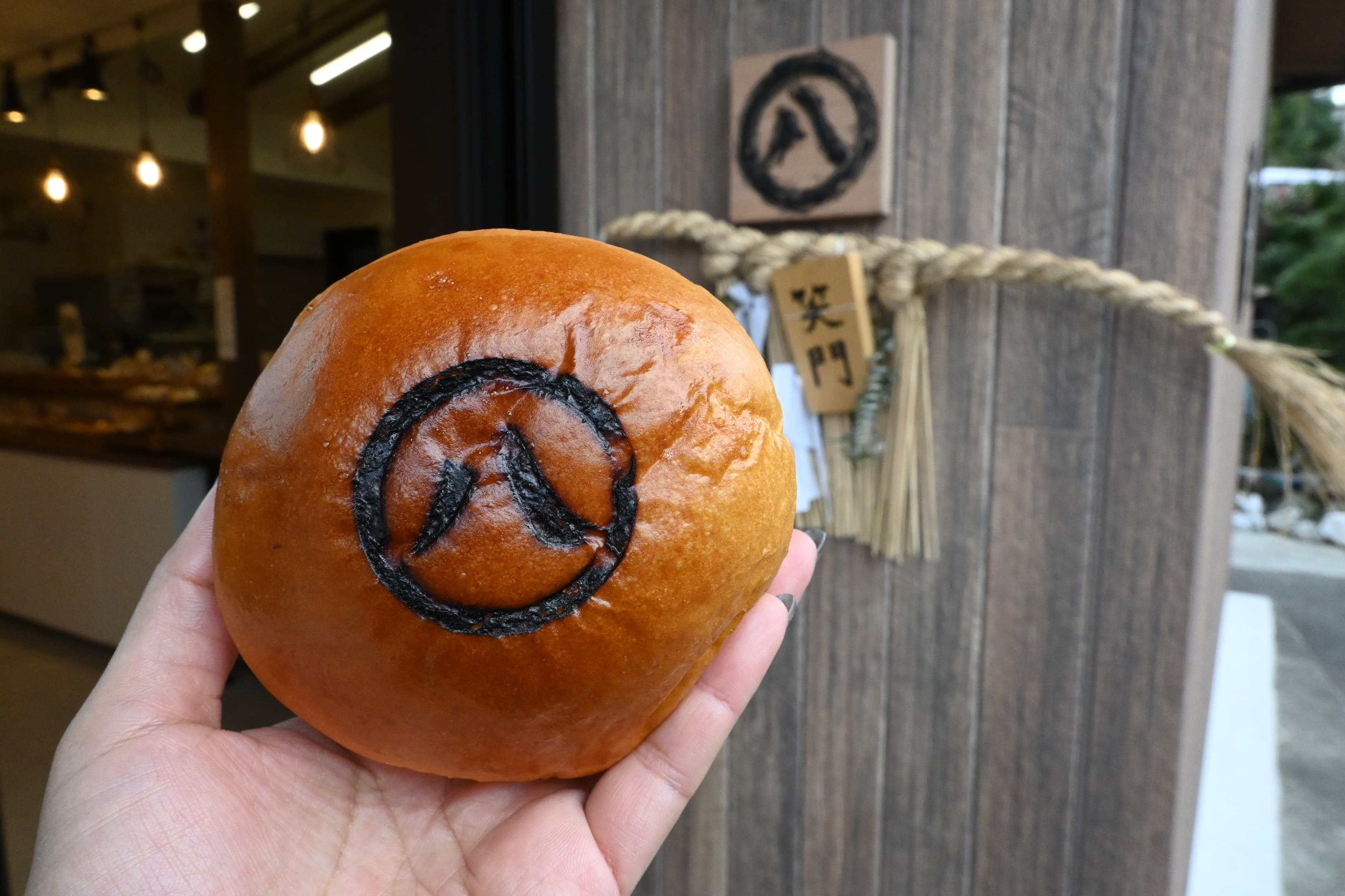 「紅豆麵包」上印有八幡紋,是店裡的人氣招牌。(180日圓/個,約NT$37)