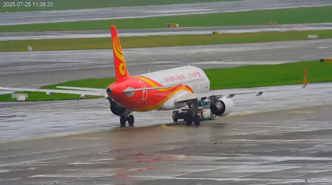 機場人員約於11時30分許,使用拖車將香港航空班機緩緩地往後推。(翻攝自YouTube@Taoyuan Airport)
