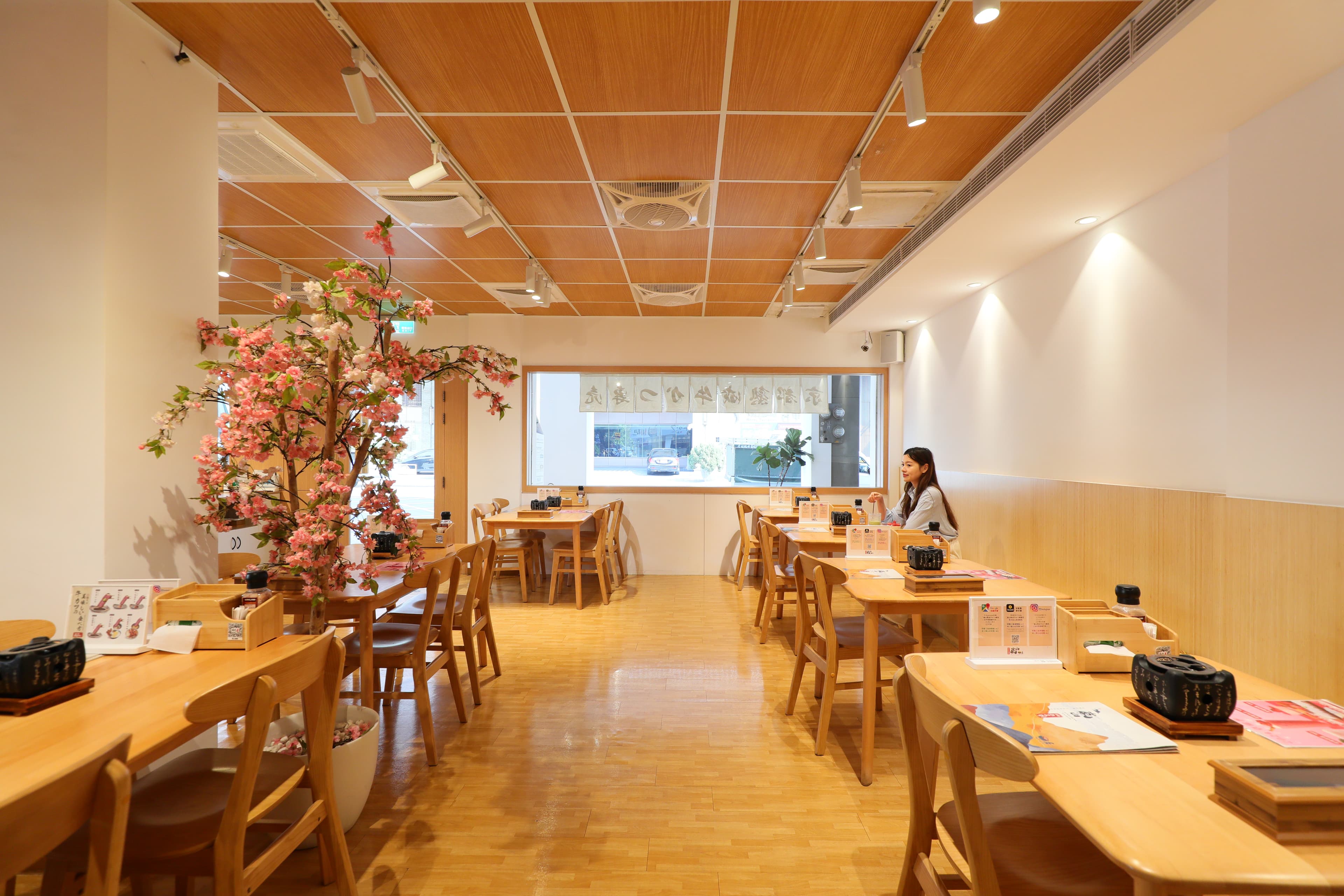 嵐山熟成牛かつ專売的西區健行店,店內空間寬敞明亮, 以木質調打造日系風格。