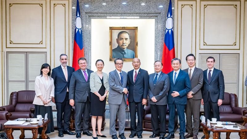 韓國瑜22日與三黨國防外交委員會代表，一同接見華府智庫「戰略暨國際研究中心」（CSIS）訪團。（立法院提供）