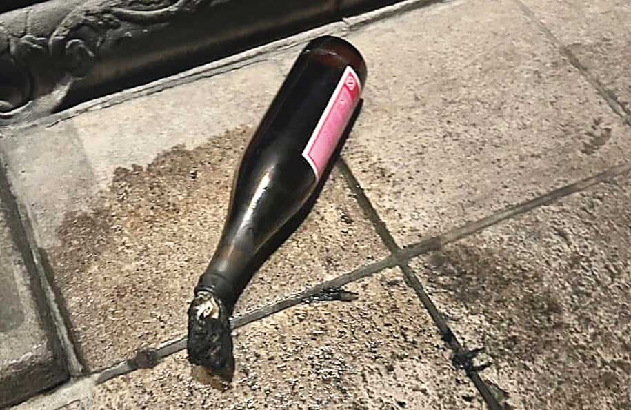 王正浩等人用酒瓶製成汽油彈縱火,釀成24人死亡的悲劇。(示意圖,翻攝畫面)