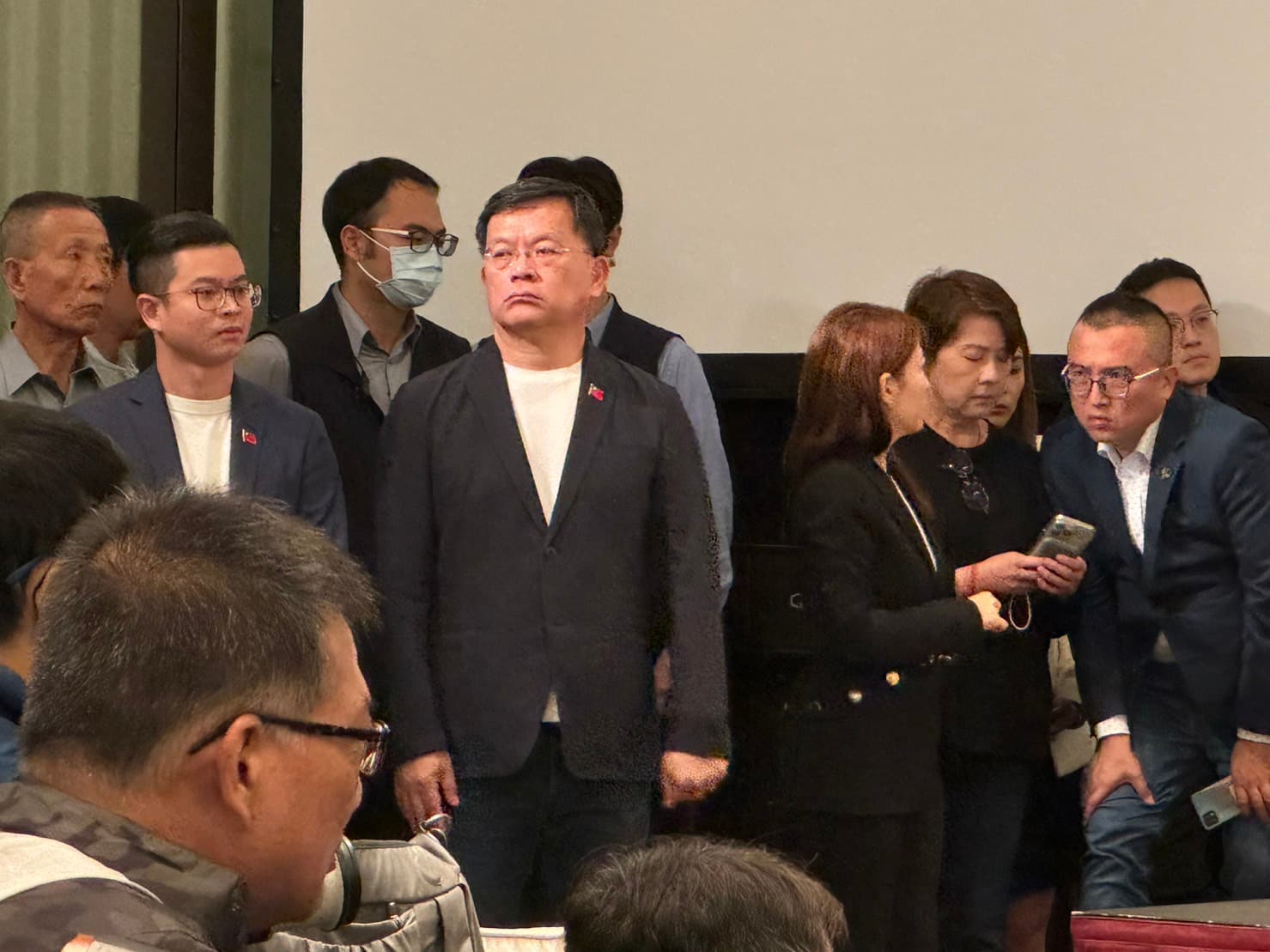 今晚藍白陣營聚首台北君悅飯店會談,柯營競選總幹事黃珊珊不時上台遞紙條、與柯咬耳朵。