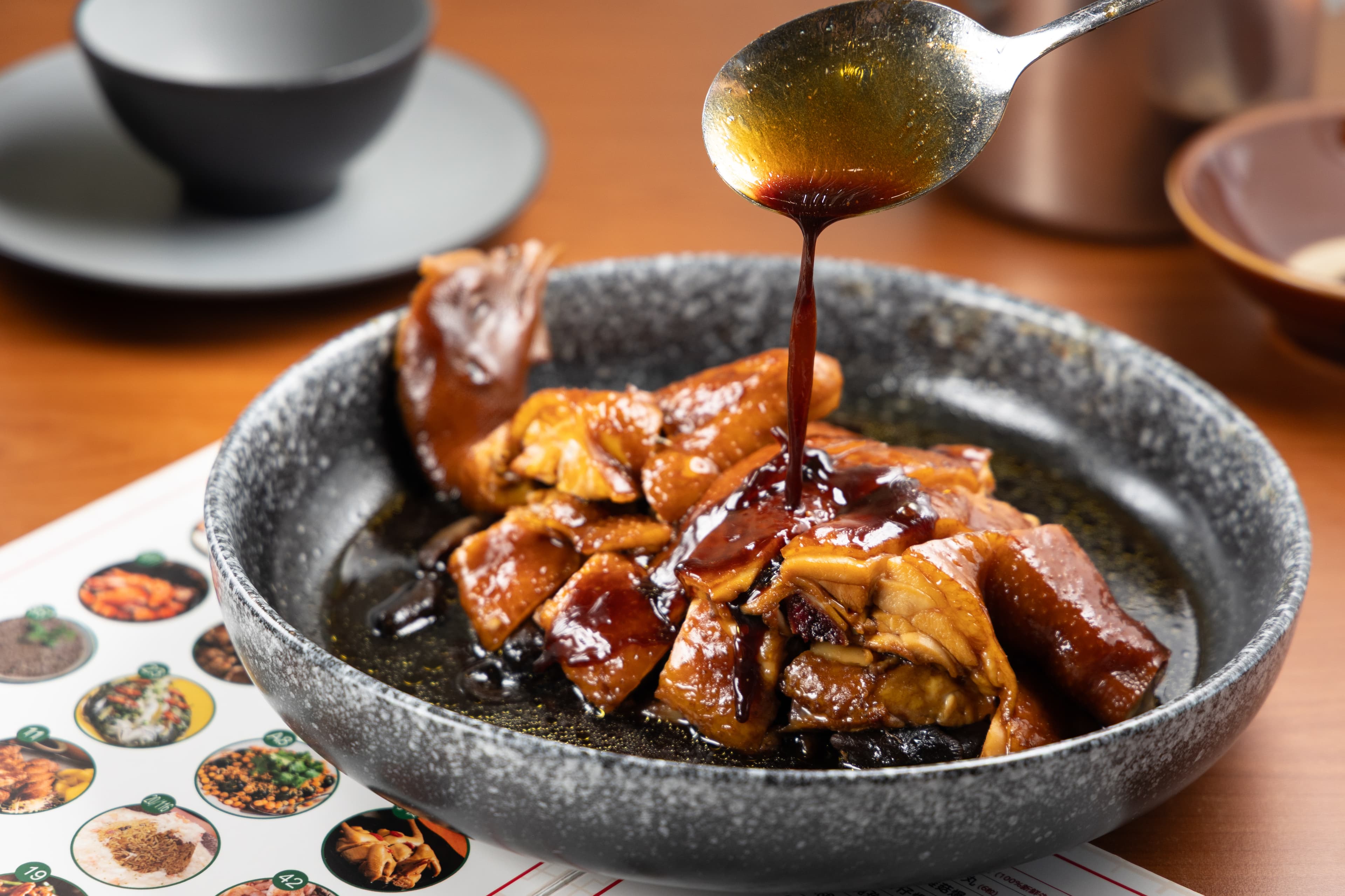 「萬字醬油雞」即叫即浸,以確保雞肉口感,維持最佳新鮮嫩度。(港幣208元/半隻,約NT$794)