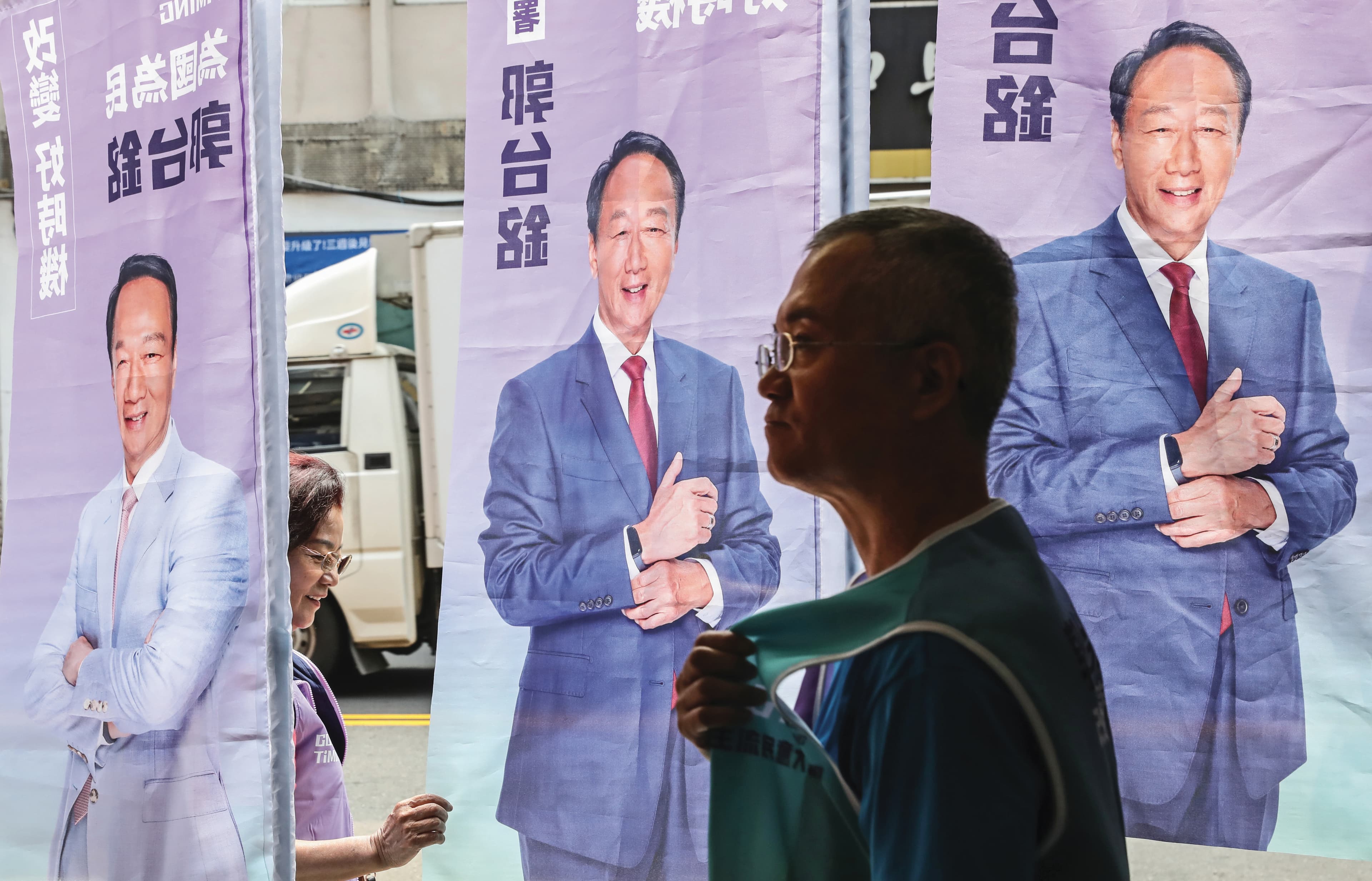 郭台銘一度打算參選總統,全台各地卻傳出多起有人替他花錢買連署書的醜聞。資料照片,圖非當事人。