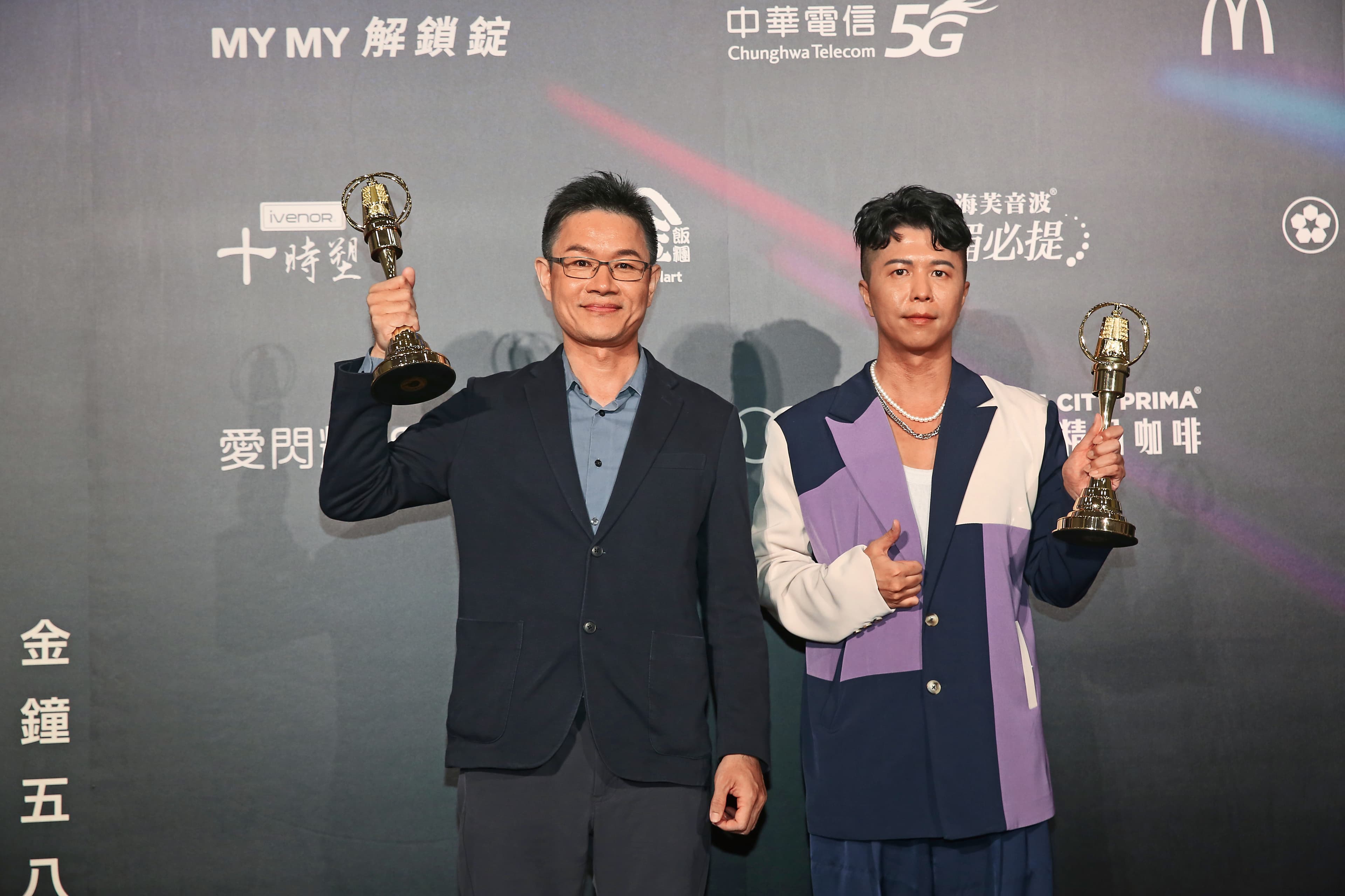 《樹人大冒險》去年獲電視金鐘獎動畫節目獎,導演蘇俊旭(左)、製作協調戴榕伸(右)代表領獎。(本刊資料照)