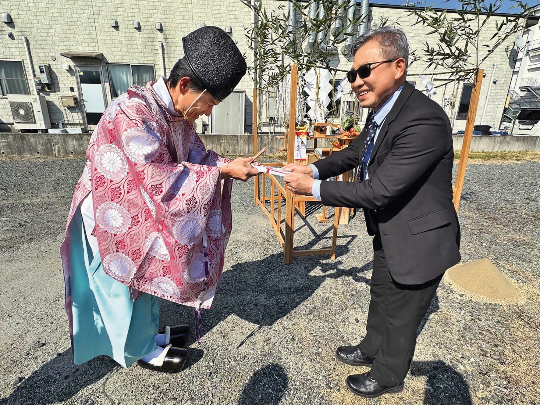 薇閣董事長許調謀(右)率高層赴熊本主持開工儀式,啟動日本不動產布局。(台灣薇閣投資提供)
