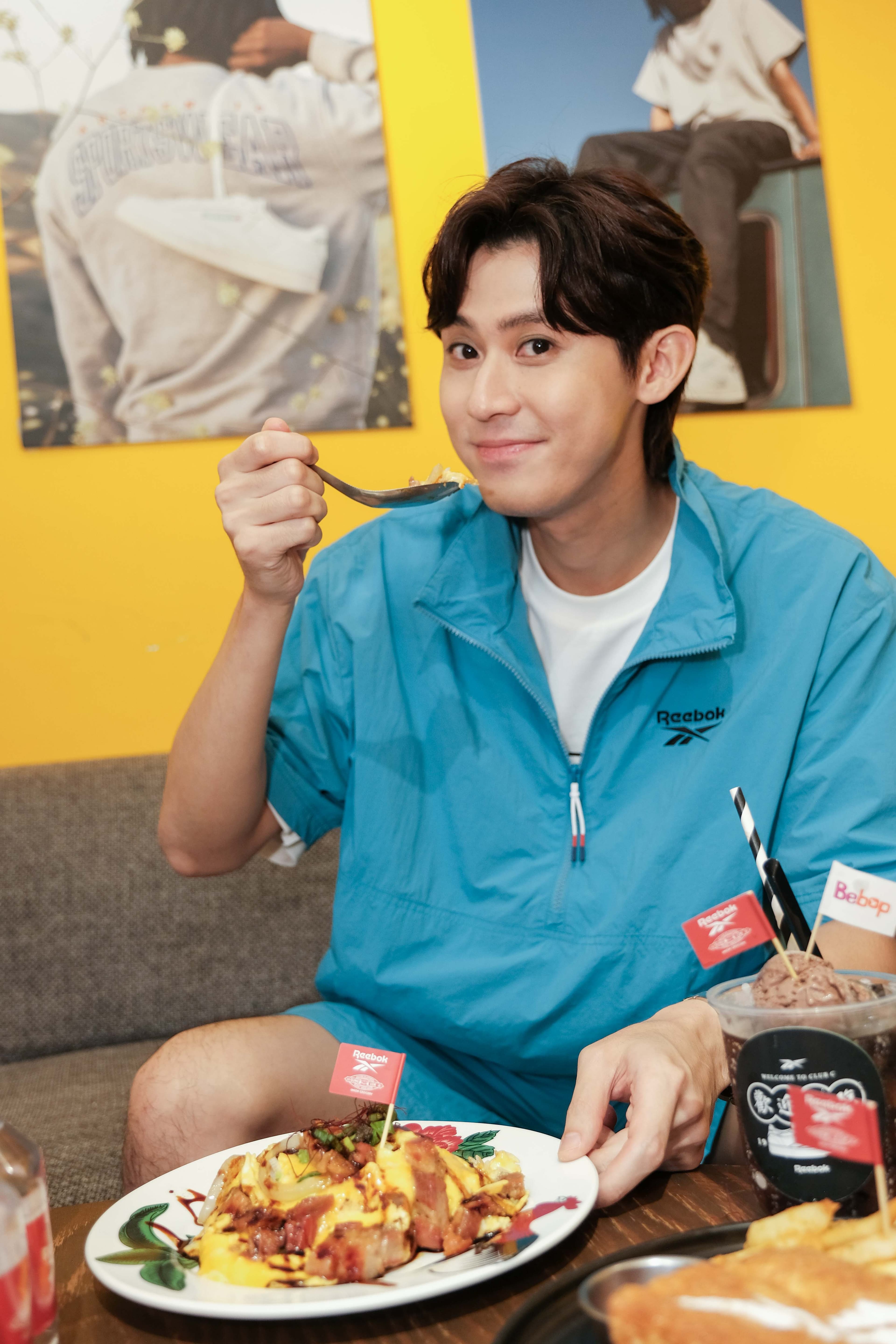 Reebok Taiwan與茶餐廳「共楽」展開為期1個月的期間限定概念店「歡迎光臨CLUB C」,李玉璽現場大嗑港式飲茶。(EYEXLIFE提供)