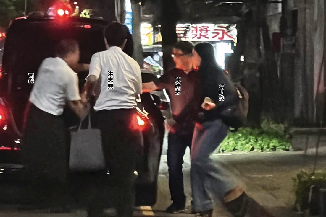 06/27 21:35 陳建志、馮明珠搭小港醫院院長的賓士公務車回到同居處,院長洪志興及司機特別下車,從後車廂拿出禮品遞給2人。(讀者提供)