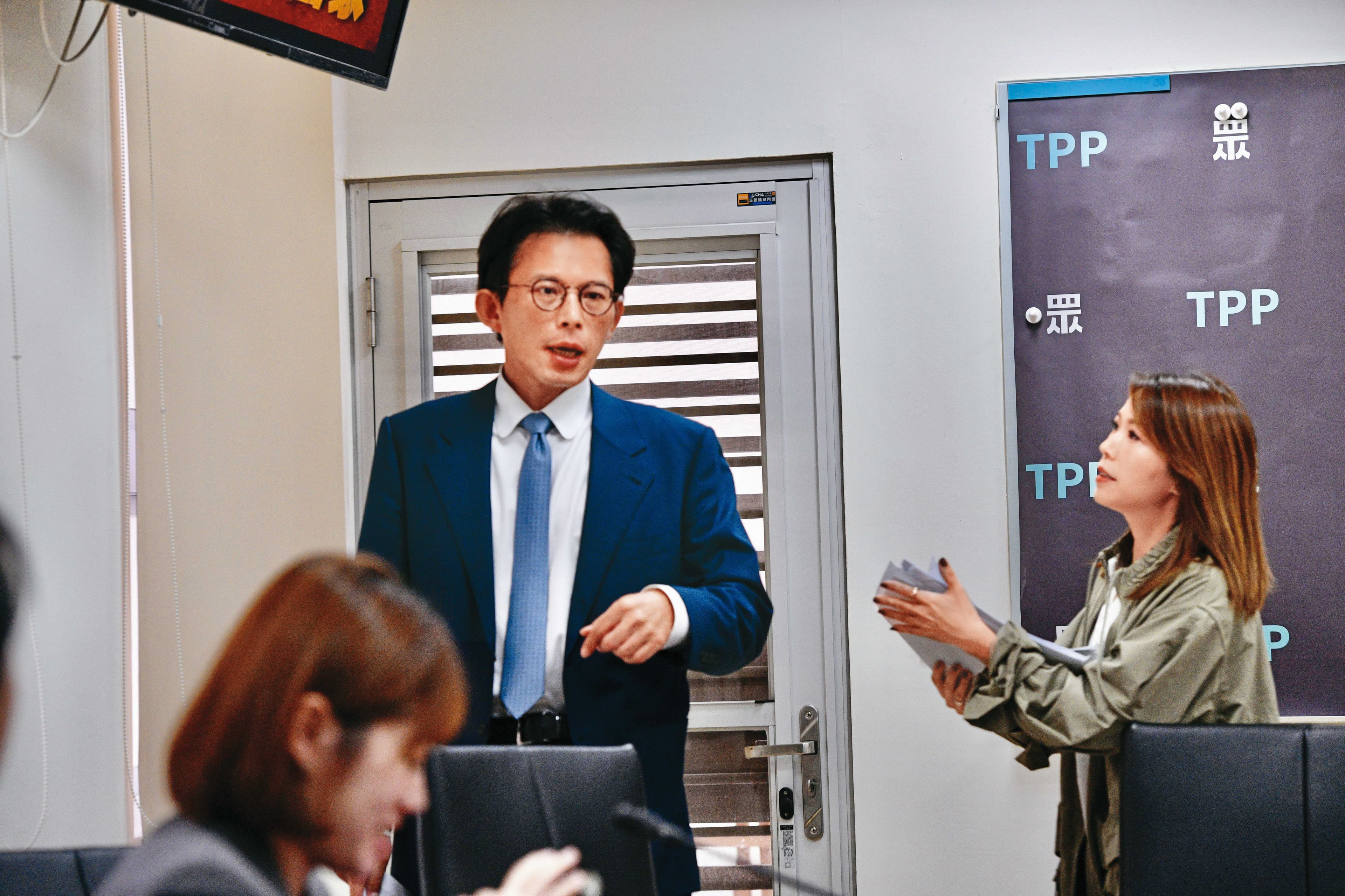 黃國昌涉貪風暴擴大,包括各項金流及人證都指向他是凱思國際實際負責人,他的防火牆逐一倒下,已難逃法律究責。(鏡報李智為)