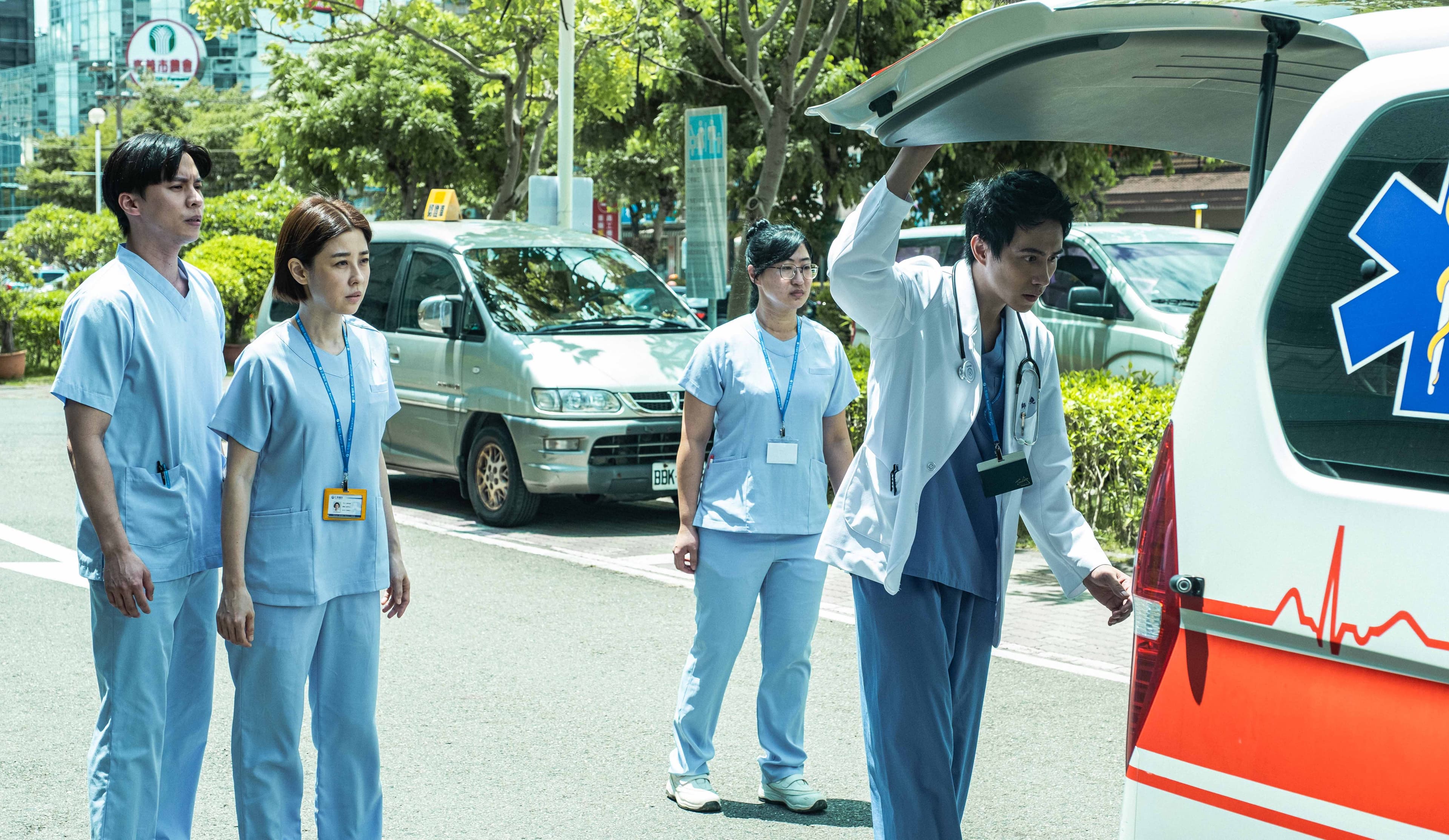 《生命捕手》潘君侖(右一)戲劇處女作演出暖男外科醫師。(東森提供)