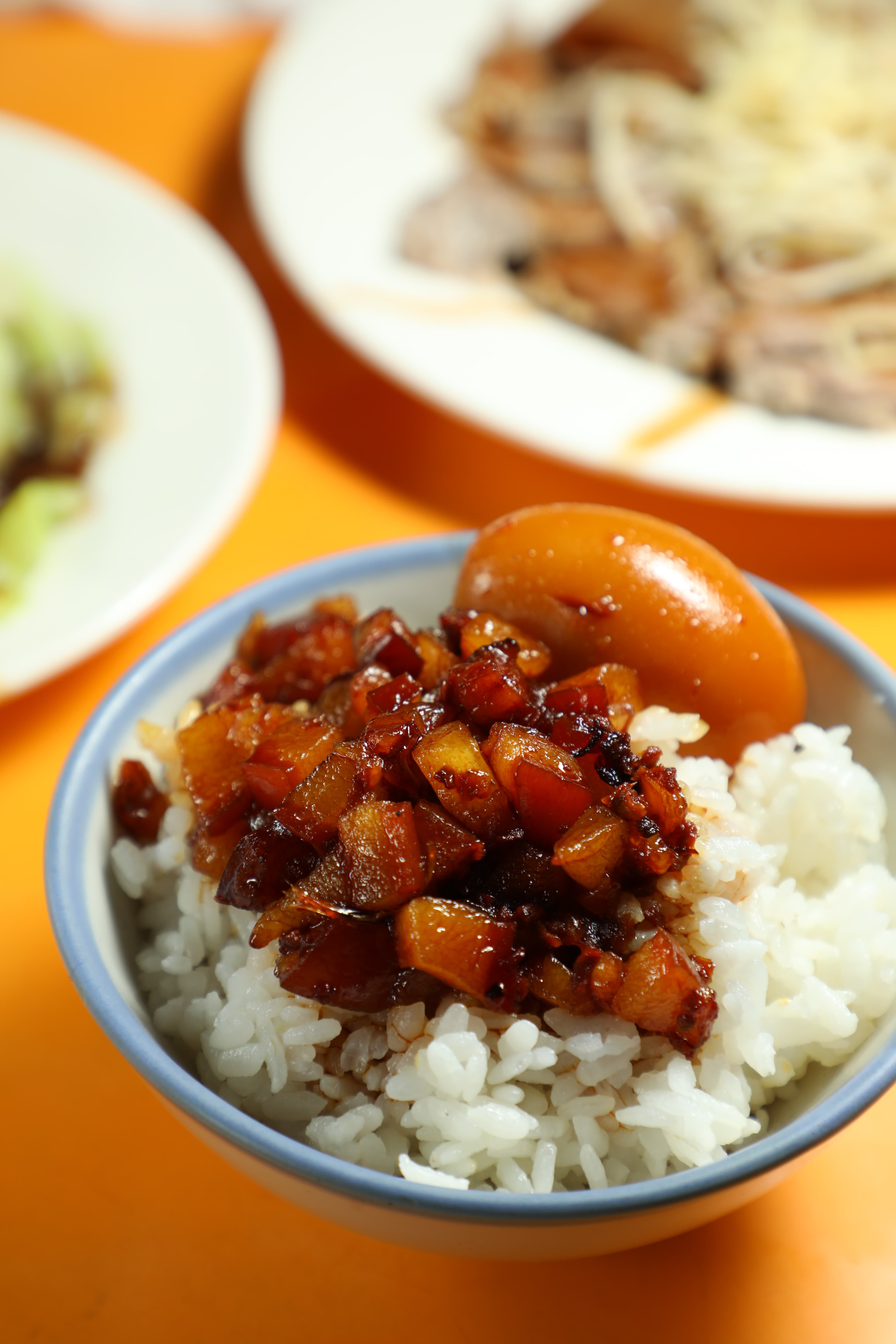 東門城的「滷肉飯」,加滷蛋是標配。(30元/小碗、50元/大碗)