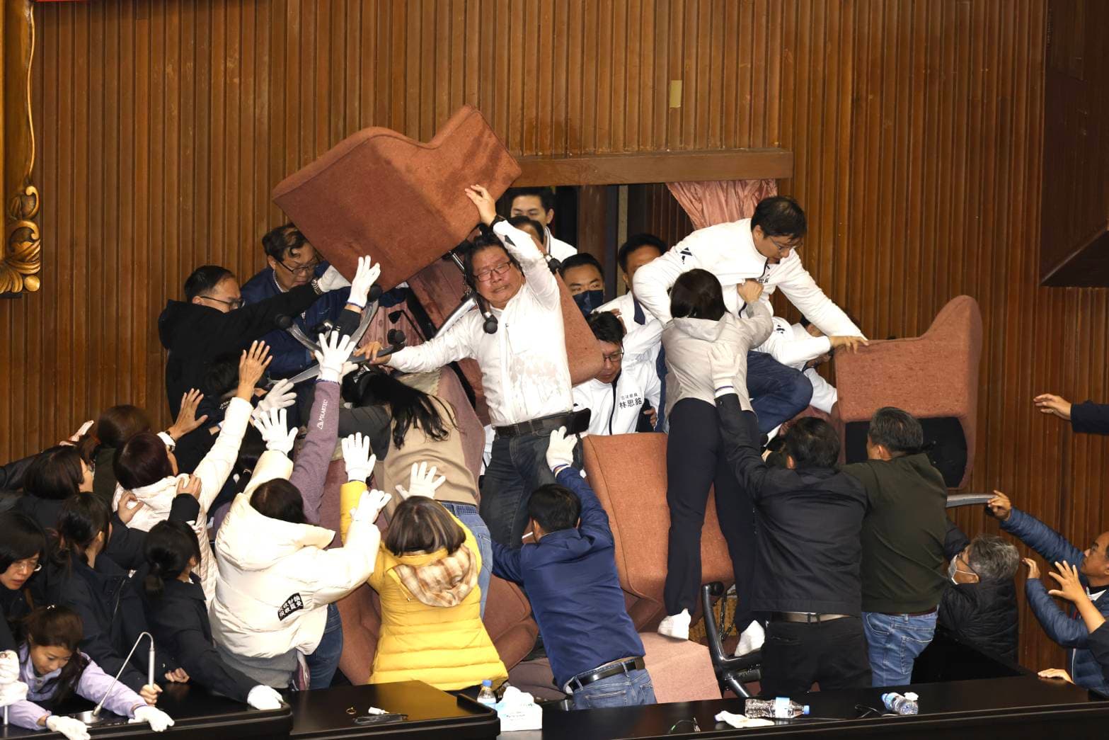 國民黨立委張智倫突破民進黨封鎖,率先爬進議場。