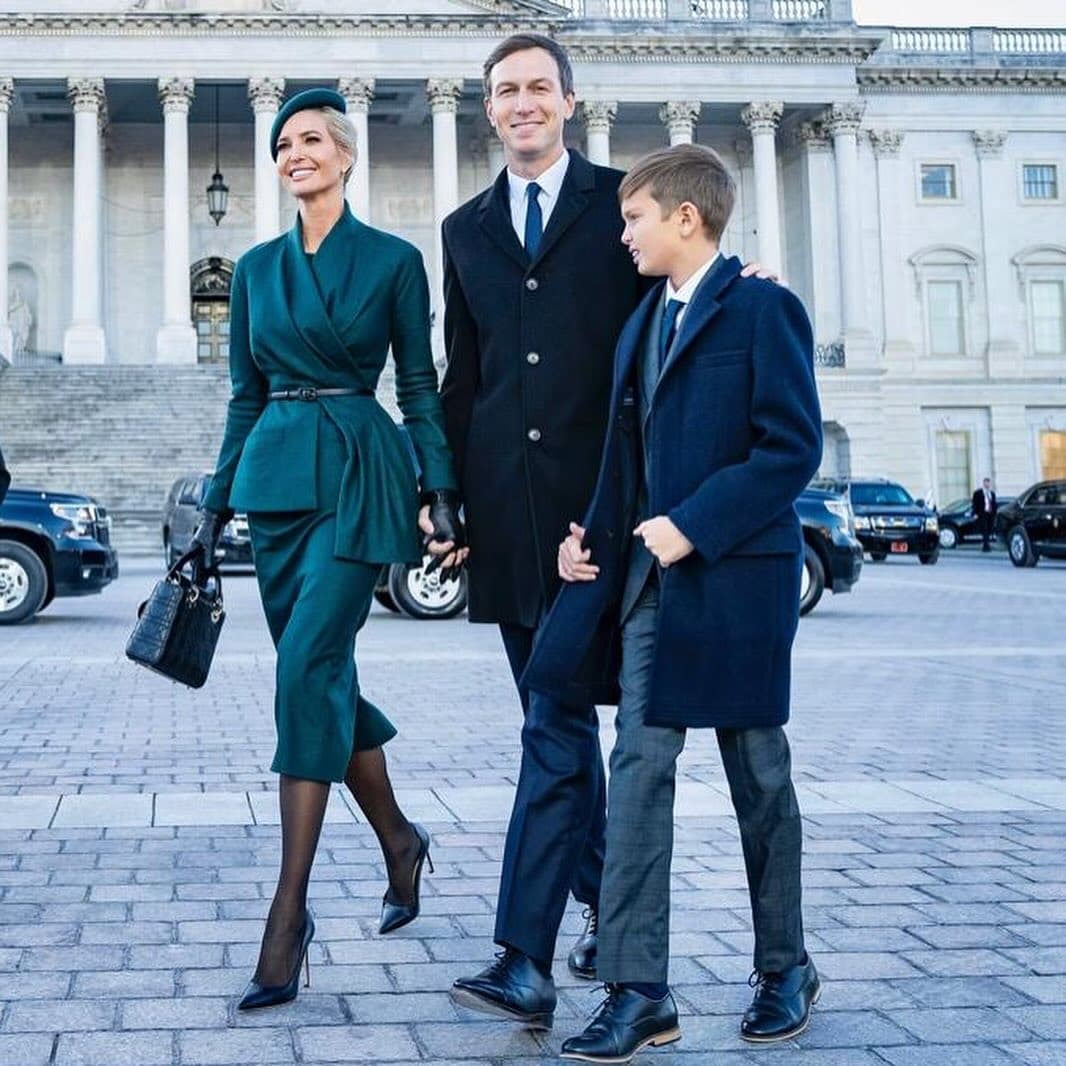 伊凡卡在就職典禮當天穿DIOR綠色套裝,手拎同品牌包包。(翻攝ivankatrump IG)