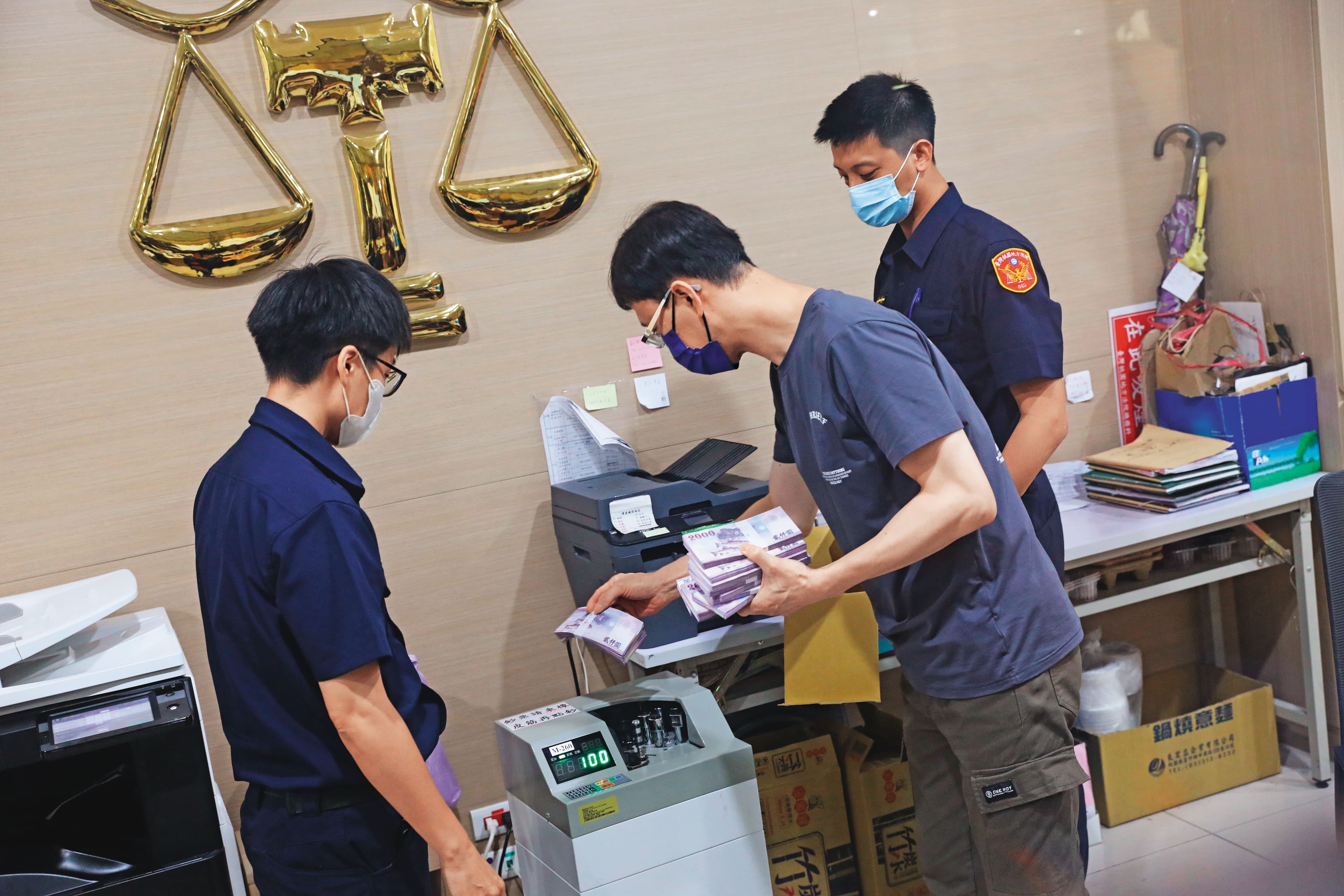 鄭文燦去年7月遭檢方聲押禁見,法官2度裁定500萬元交保及700萬元加保,由銀行協助點鈔,不過,檢方抗告成功,桃院最後裁定收押。