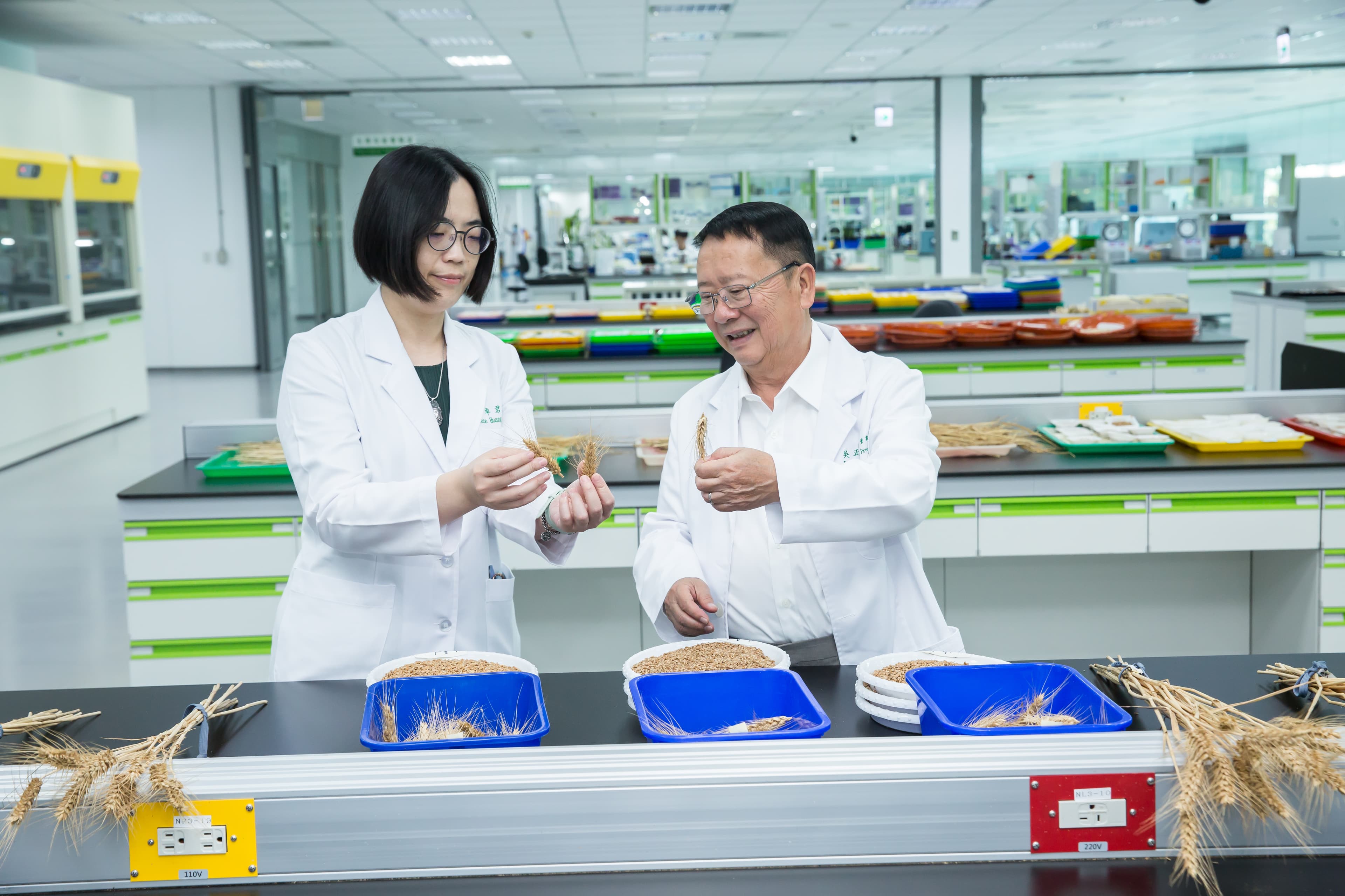 吳正邦堅持在台灣研發。正瀚優勢是能自主開發出高效、精準、低碳的農業生技產品。左為總經理黃卓君,她是德國科隆大學植物所博士。