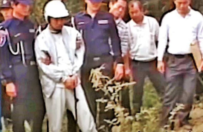 林來福(左)槍殺黨姓角頭、埋屍郊外,警方帶林重回現場尋屍。(翻攝東森新聞)
